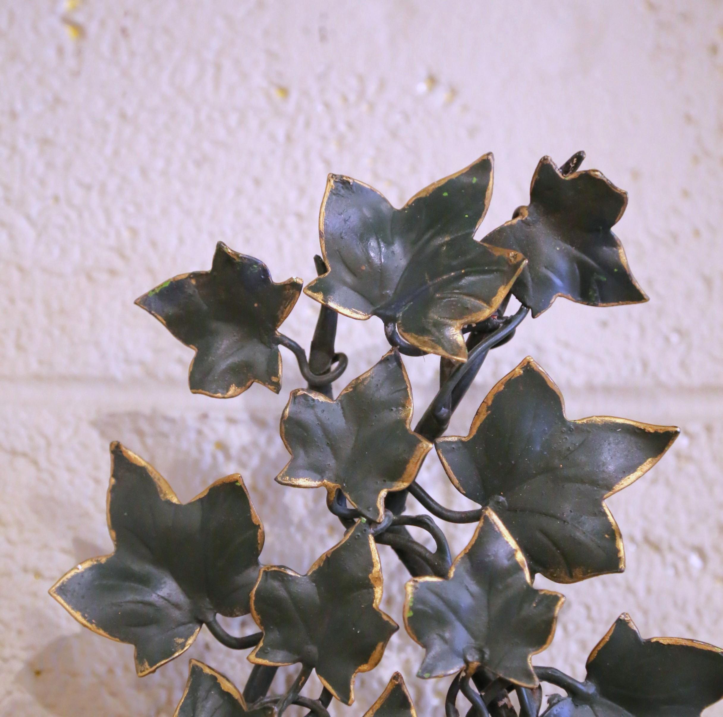 Coppia di lampade da parete a due luci Tôle Ivy Form A della Francia di metà secolo In condizioni ottime in vendita a Dallas, TX