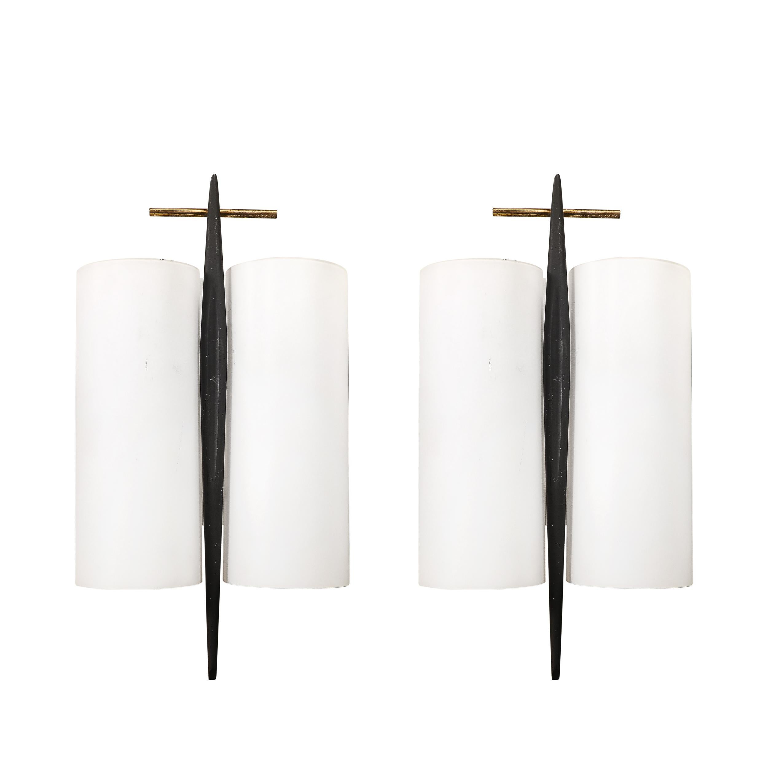 Cette élégante paire d'appliques modernistes du milieu du siècle a été créée par l'estimée maison de design française Maison Arlus vers 1950. Les appliques présentent une combinaison harmonieuse de verre dépoli, de laiton et d'émail noir, incarnant
