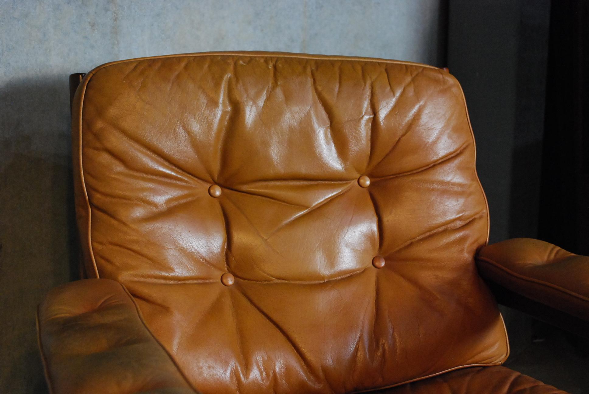 Pair of Mid Century G Nobel Arm Chairs by Nobel in Tufted Leather In Good Condition In Surrey, BC