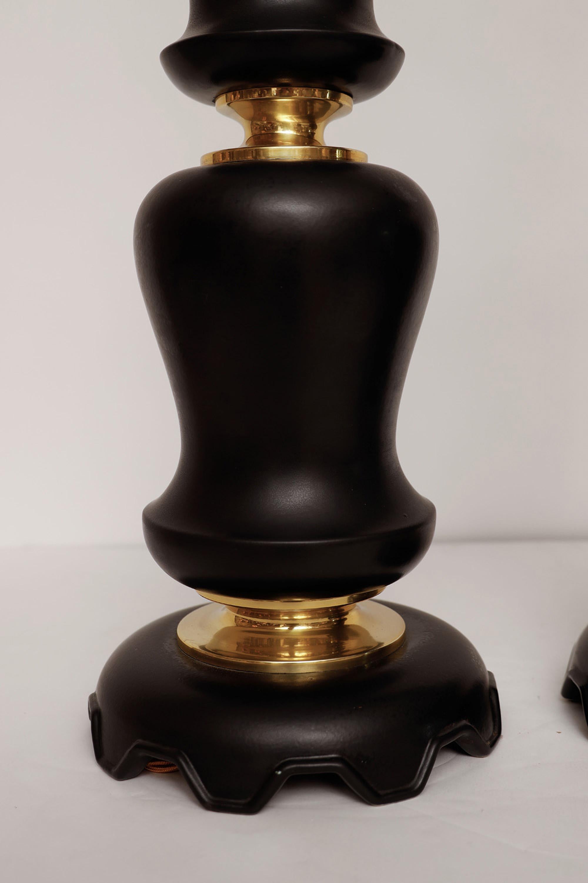 Mid-Century Modern Paire de lampes de bureau en céramique noire Gerald Thurston du milieu du siècle dernier en vente