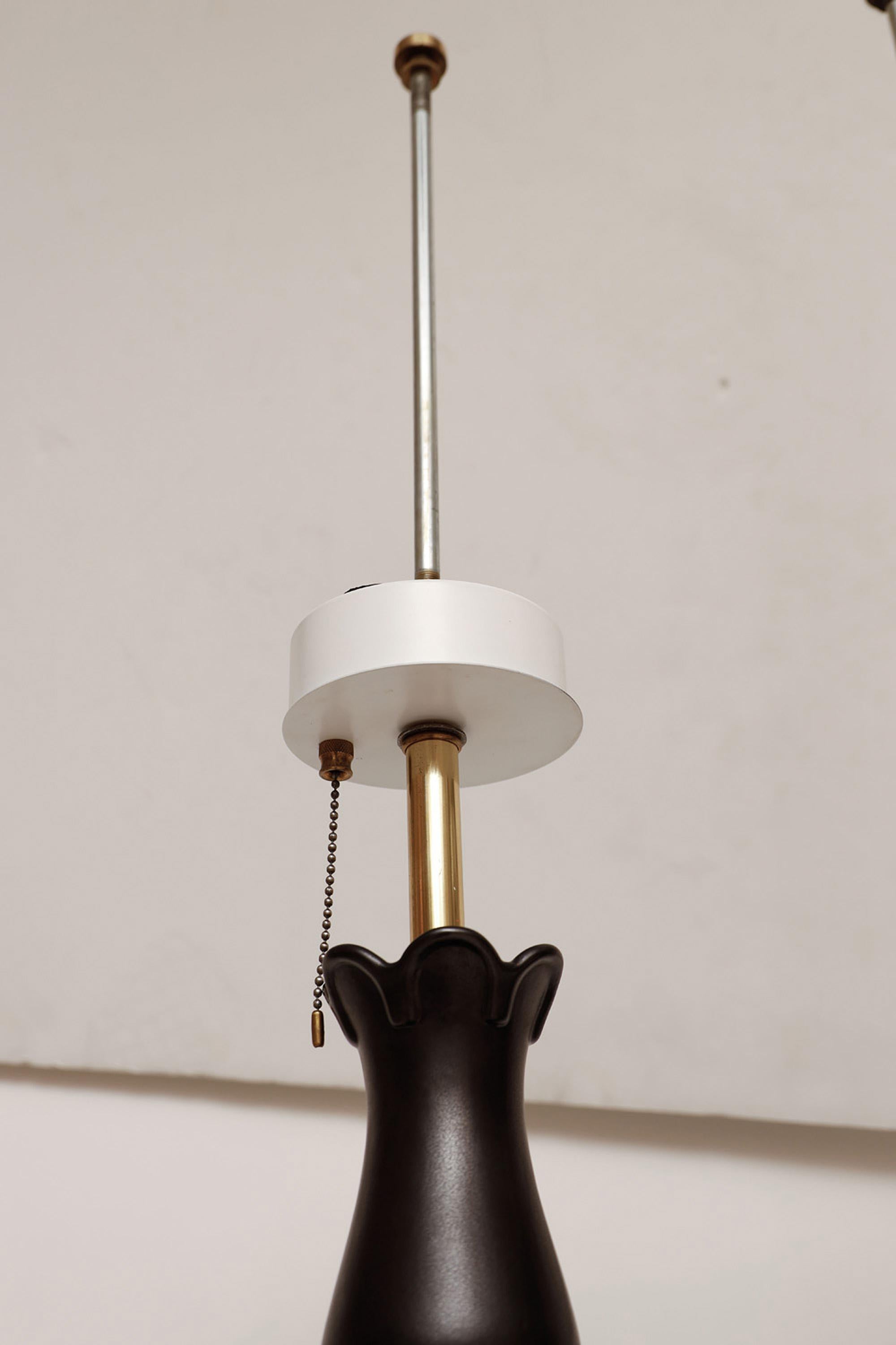 Paire de lampes de bureau en céramique noire Gerald Thurston du milieu du siècle dernier en vente 1