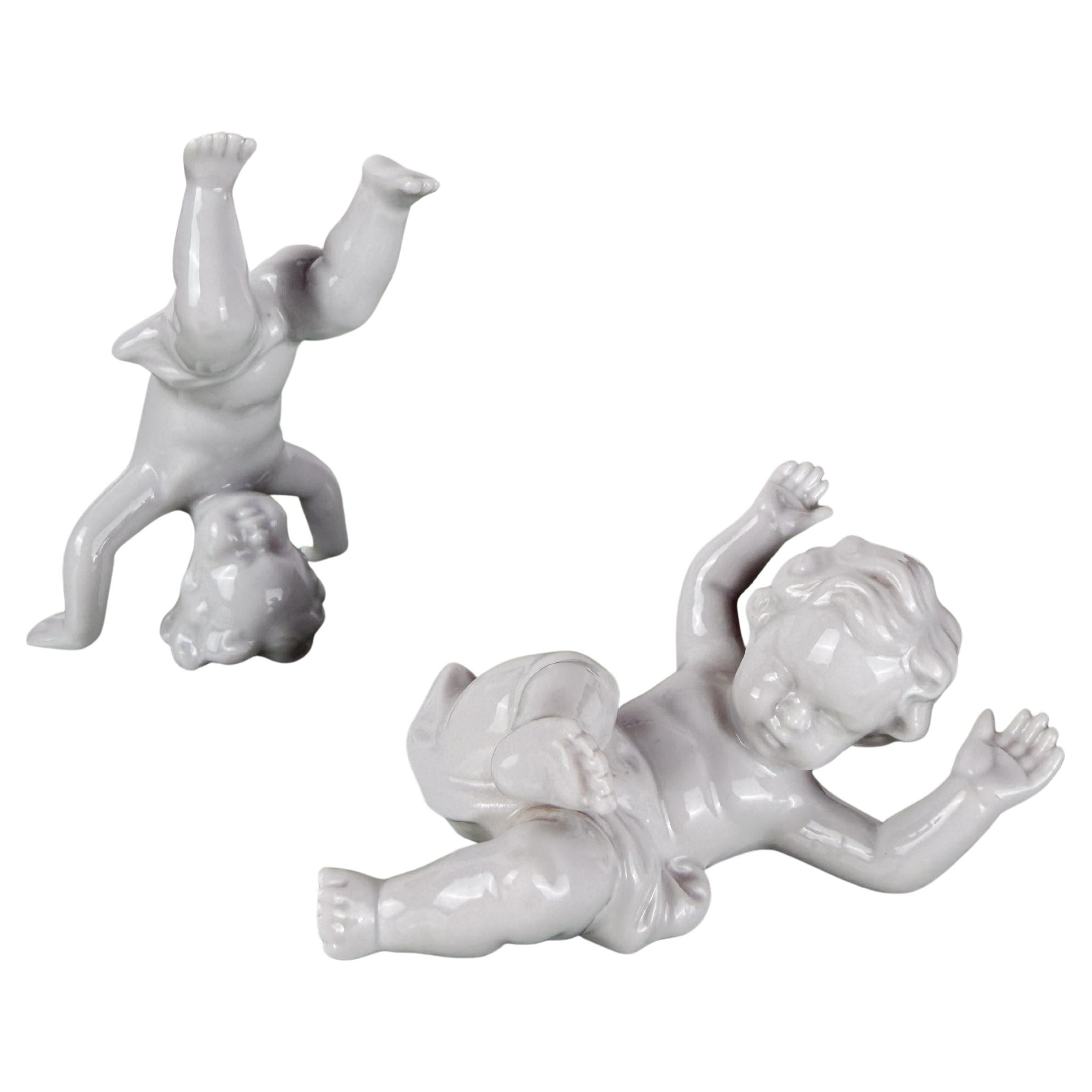 Coppia di statuette tedesche di metà secolo in porcellana bianca Putti Cherubini Porta anelli, 1