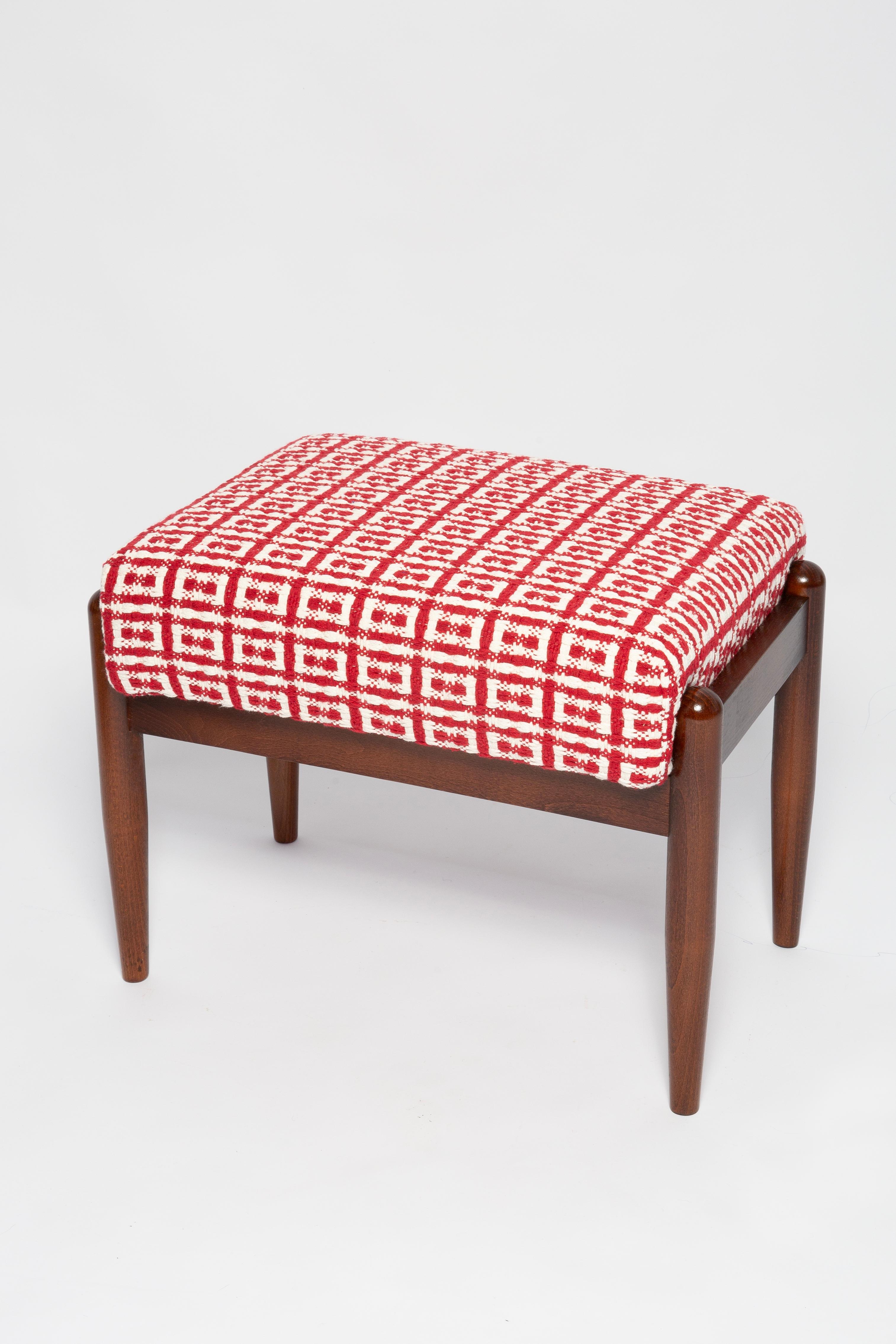 Bellissimo sgabello progettato da Edmund Homa. 

Lo sgabello è stato realizzato negli anni '60 nella fabbrica di mobili Gosciecinska in legno massiccio di faggio. Lo sgabello di tipo GFM è considerato uno dei migliori sgabelli per la lucidatura. 