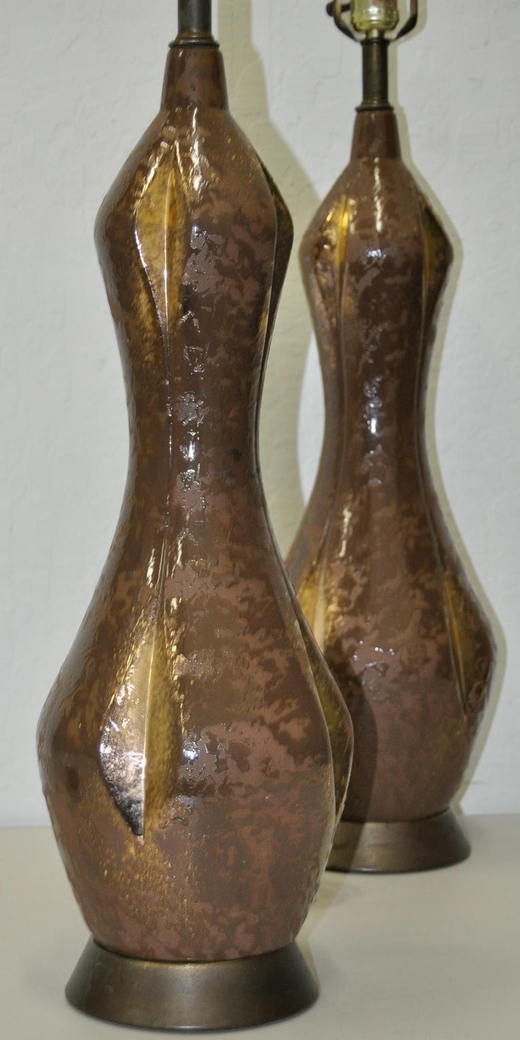 Mid-Century Modern Paire de lampes de table en céramique à glaçure dorée du milieu du siècle dernier:: circa 1950 en vente