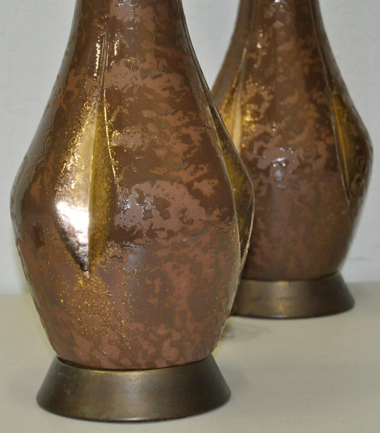 Américain Paire de lampes de table en céramique à glaçure dorée du milieu du siècle dernier:: circa 1950 en vente
