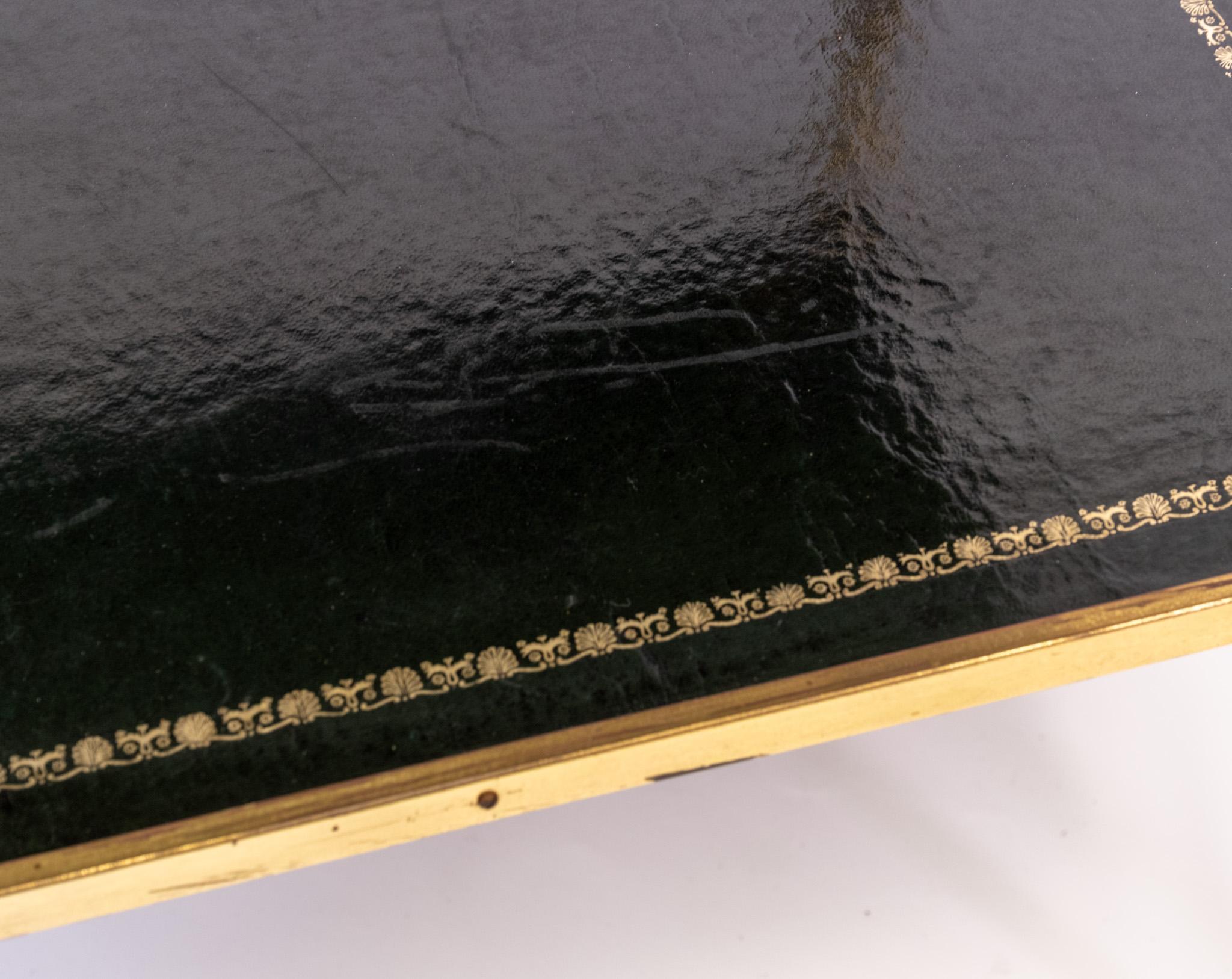 Pareja de mesas auxiliares de mitad de siglo de metal dorado y cuero francesas de 1950 en venta 3