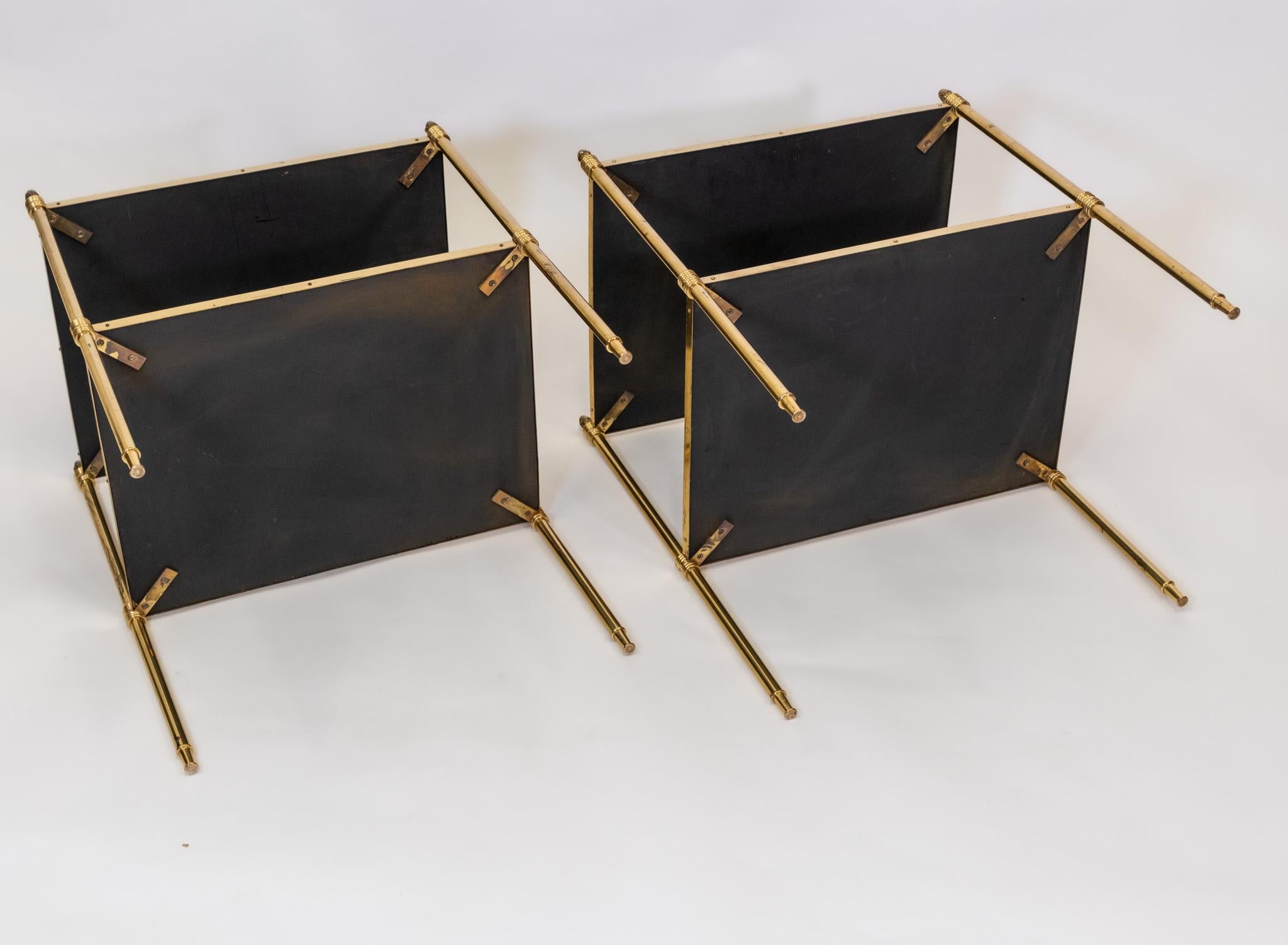 Pareja de mesas auxiliares de mitad de siglo de metal dorado y cuero francesas de 1950 en venta 6