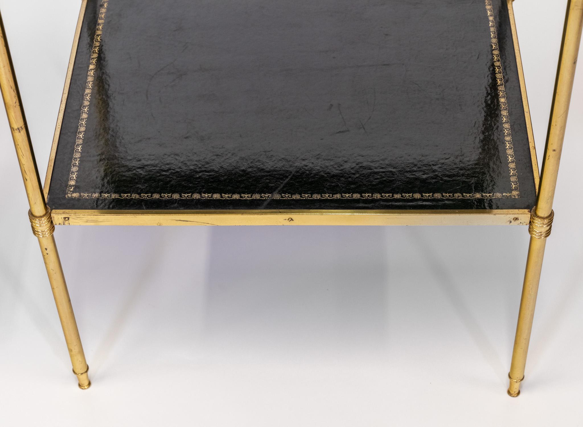 Pareja de mesas auxiliares de mitad de siglo de metal dorado y cuero francesas de 1950 en venta 8
