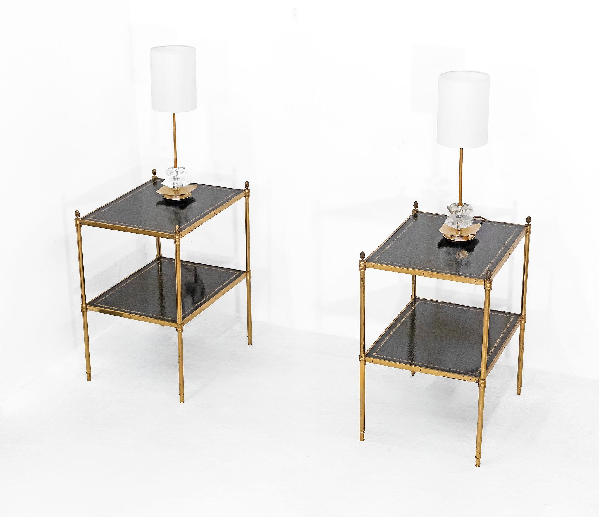 Paar Mid Century vergoldetes Metall & Leder Etagere End Tables Französisch 1950 (Moderne der Mitte des Jahrhunderts) im Angebot