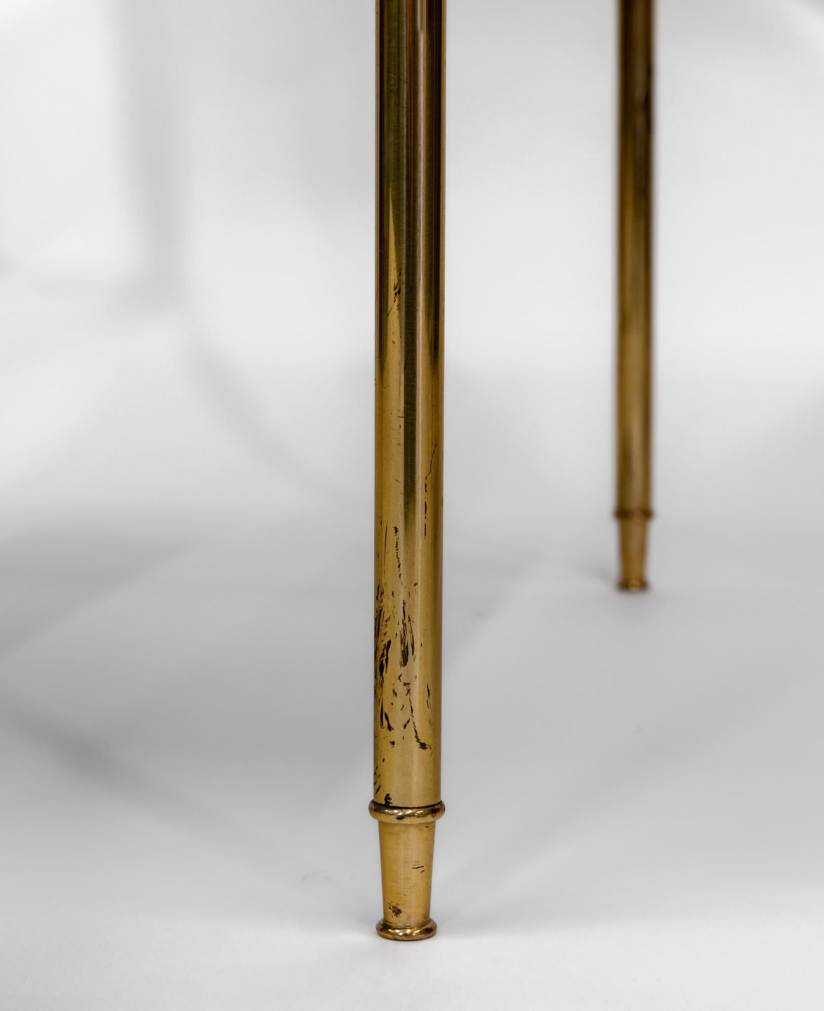 Pareja de mesas auxiliares de mitad de siglo de metal dorado y cuero francesas de 1950 Dorado en venta