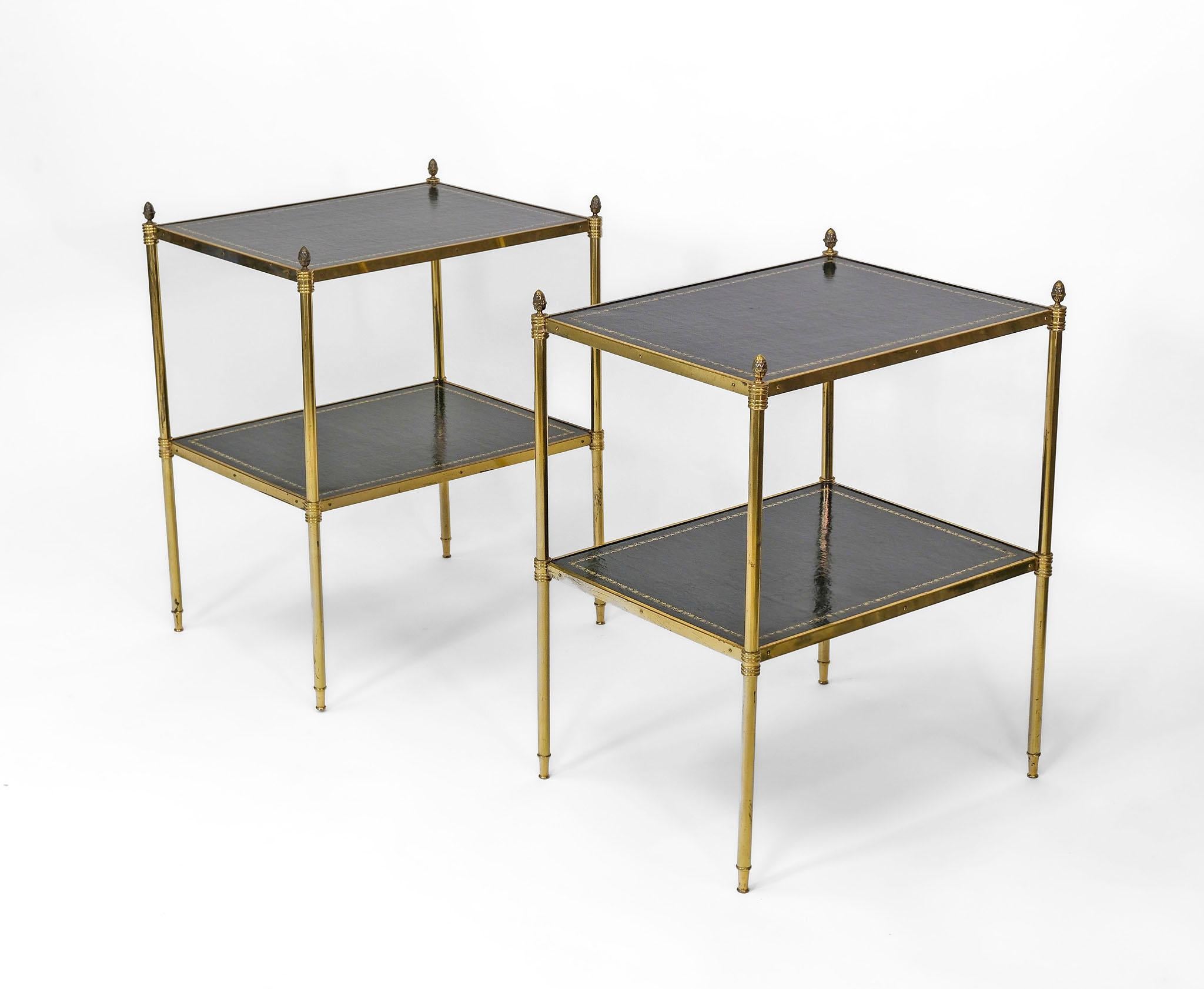 Pareja de mesas auxiliares de mitad de siglo de metal dorado y cuero francesas de 1950 en Bueno estado para la venta en Norwich, GB