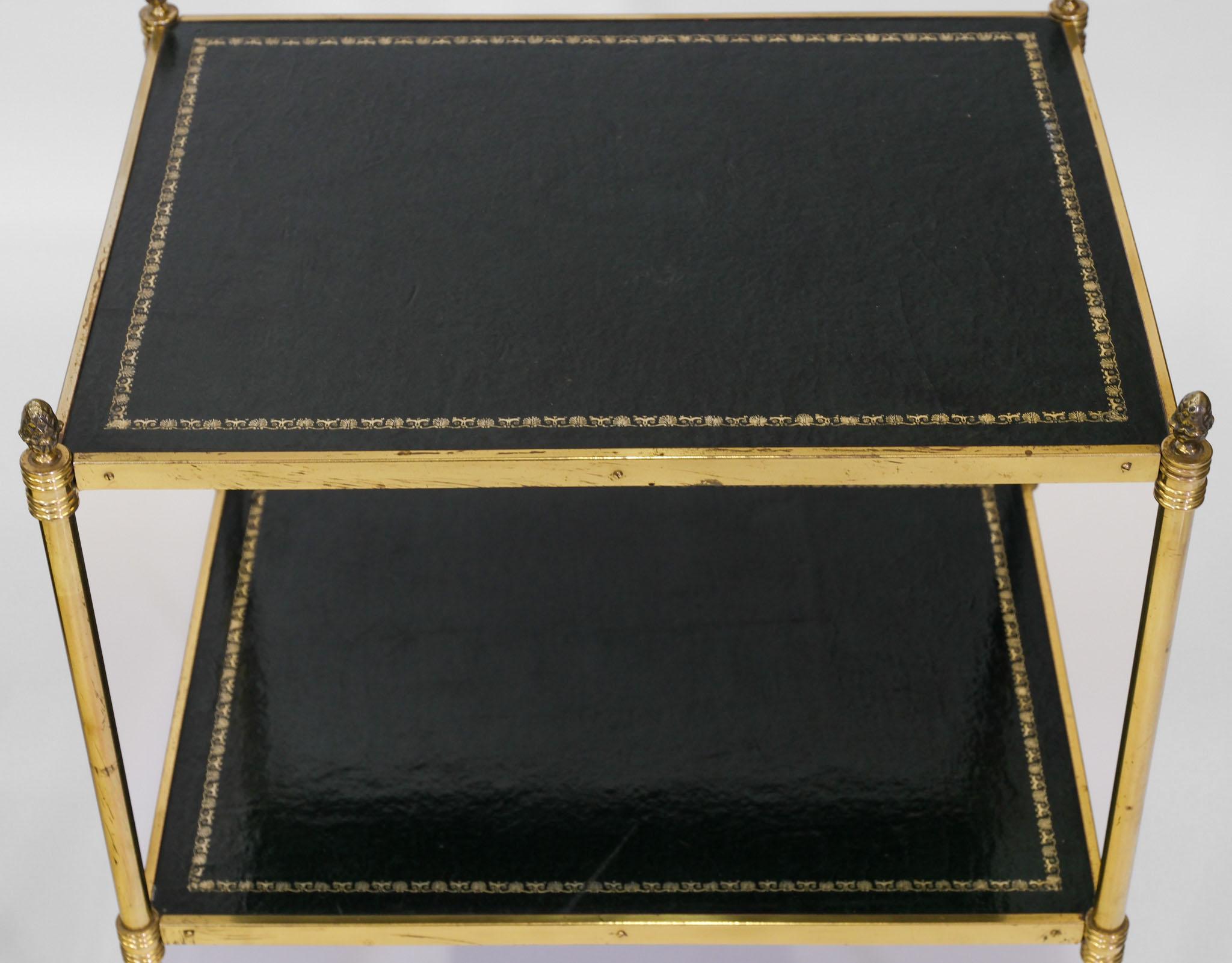 Pareja de mesas auxiliares de mitad de siglo de metal dorado y cuero francesas de 1950 Metal en venta