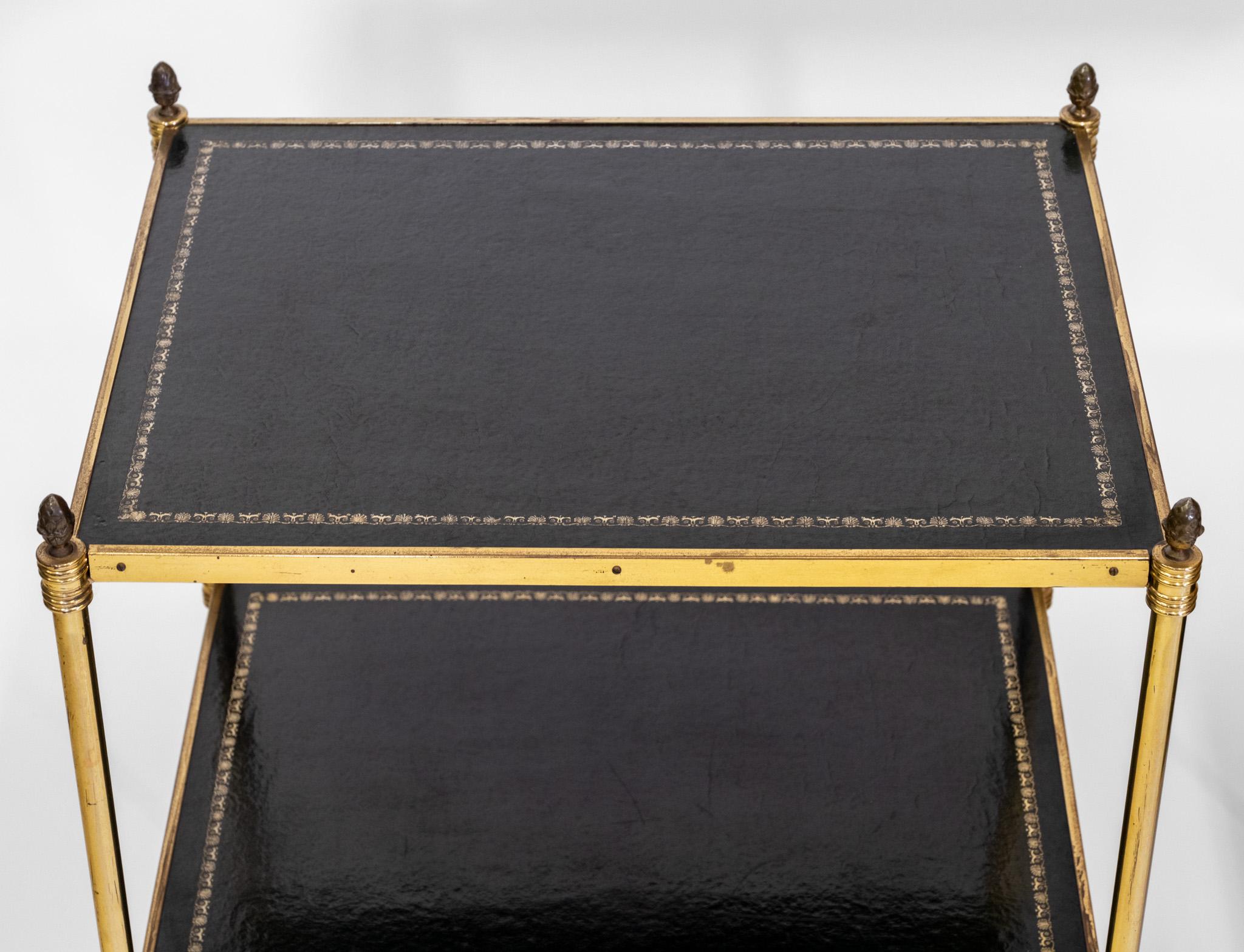 Pareja de mesas auxiliares de mitad de siglo de metal dorado y cuero francesas de 1950 en venta 1