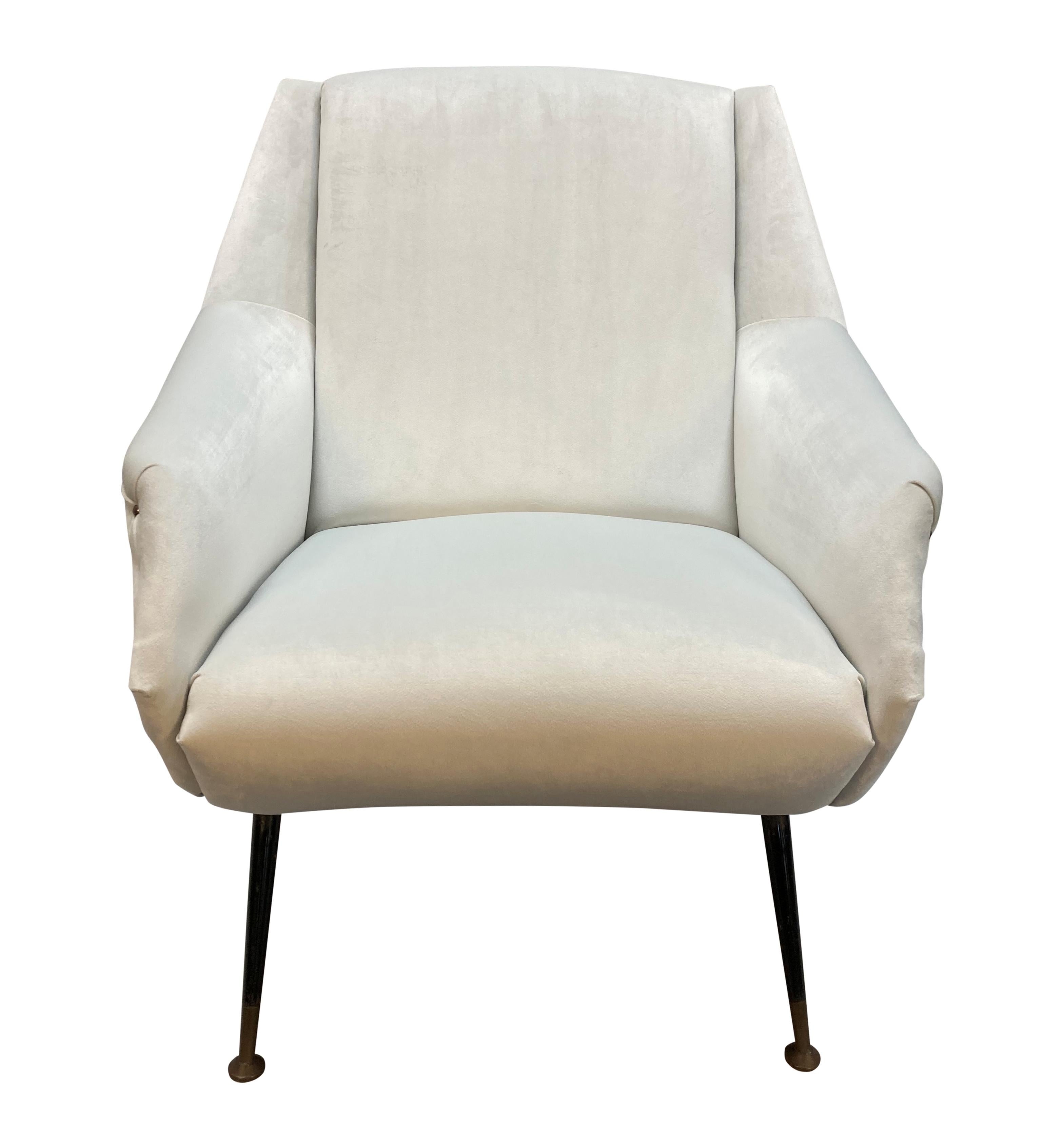 Paire de fauteuils italiens dans le style de Gio Ponti, nouvellement recouverts d'un velours argenté/gris clair, avec des clous dans leur position d'origine. Pieds en fer et en laiton.