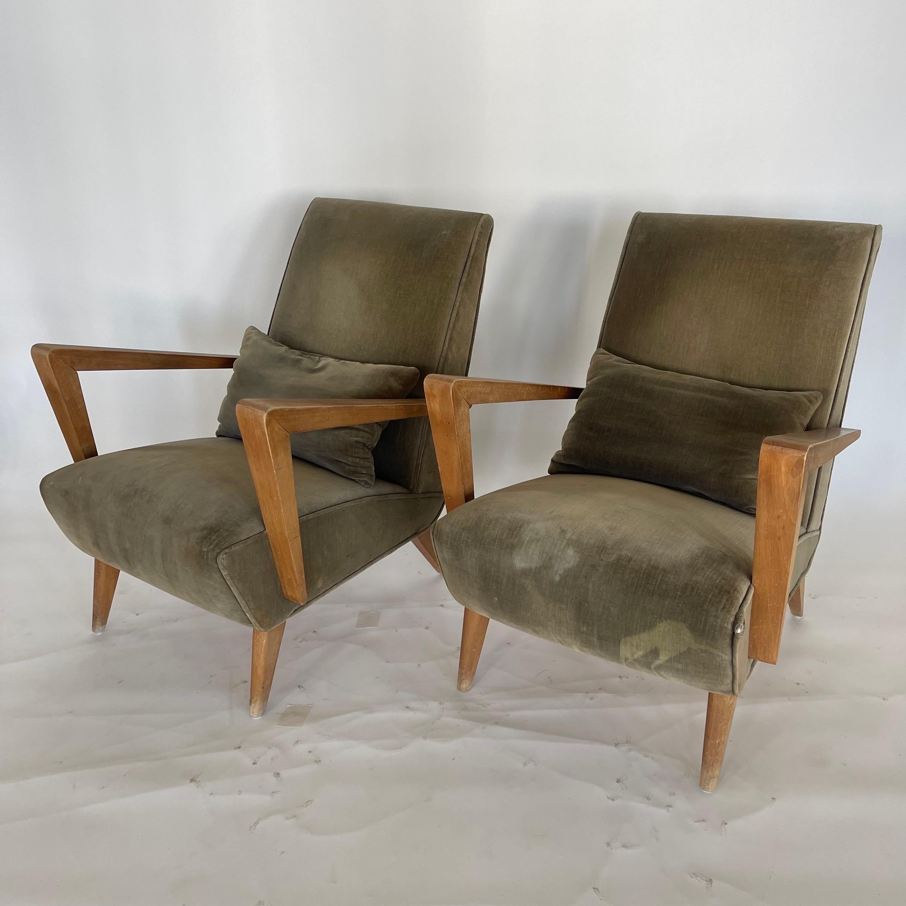 Impresionante pareja de sillas modernistas italianas de mediados de siglo, con armazón de madera de brazos invertidos, tapicería original de terciopelo verde y cojines lumbares.
