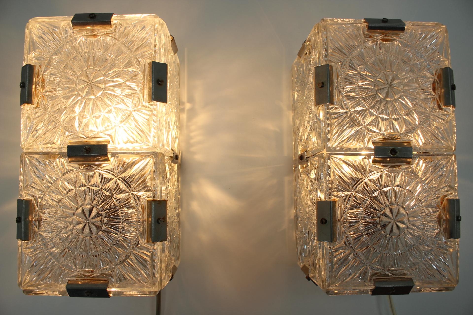 Mid-Century Modern Paire de lampes murales ou de plafonniers en verre au design mi-siècle moderne, 1970 en vente