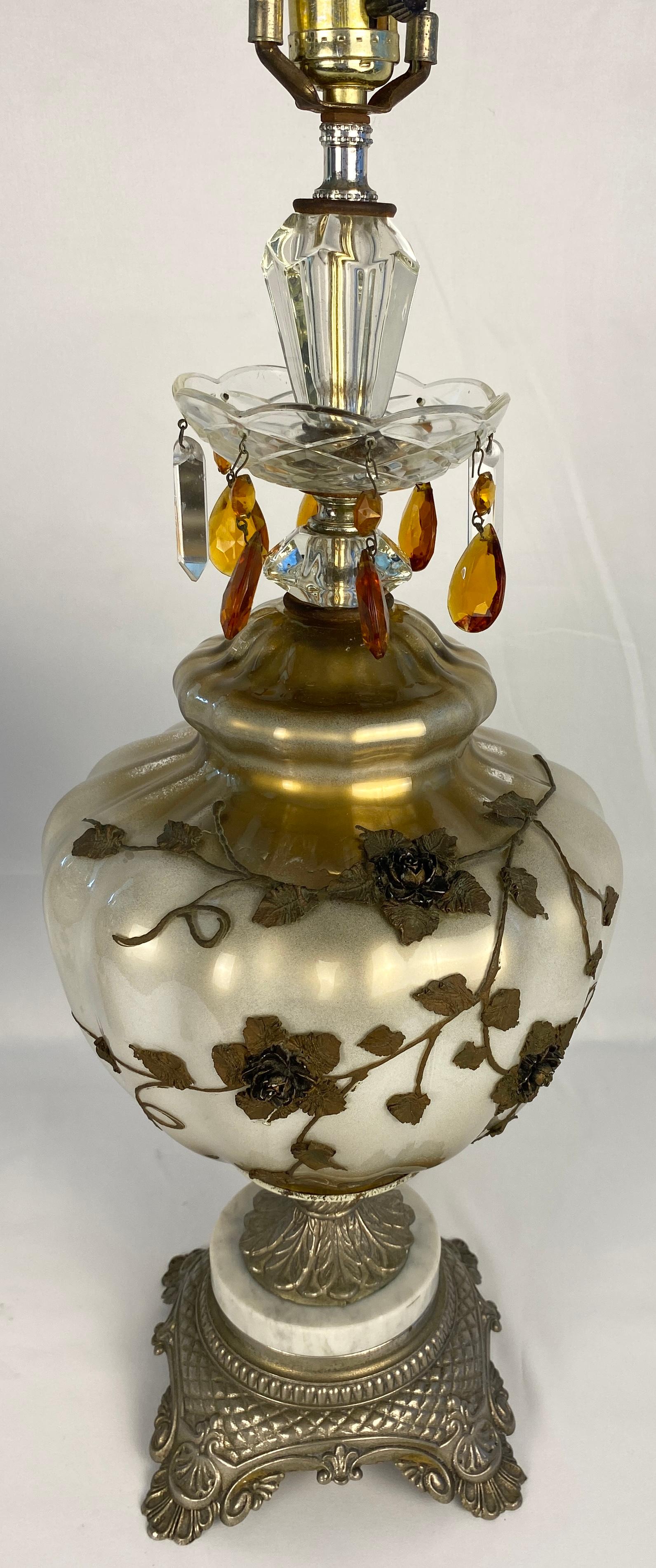 Paire de lampes de bureau en verre opalin avec filigrane en laiton doré et cristal en vente 4