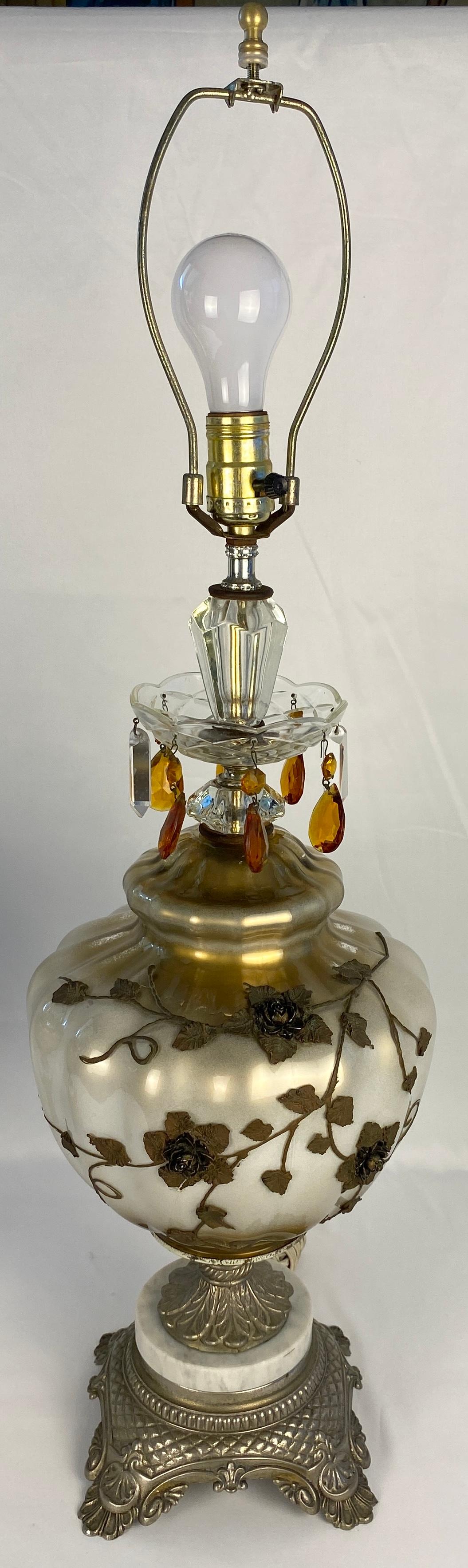 Paire de lampes de bureau en verre opalin avec filigrane en laiton doré et cristal en vente 5