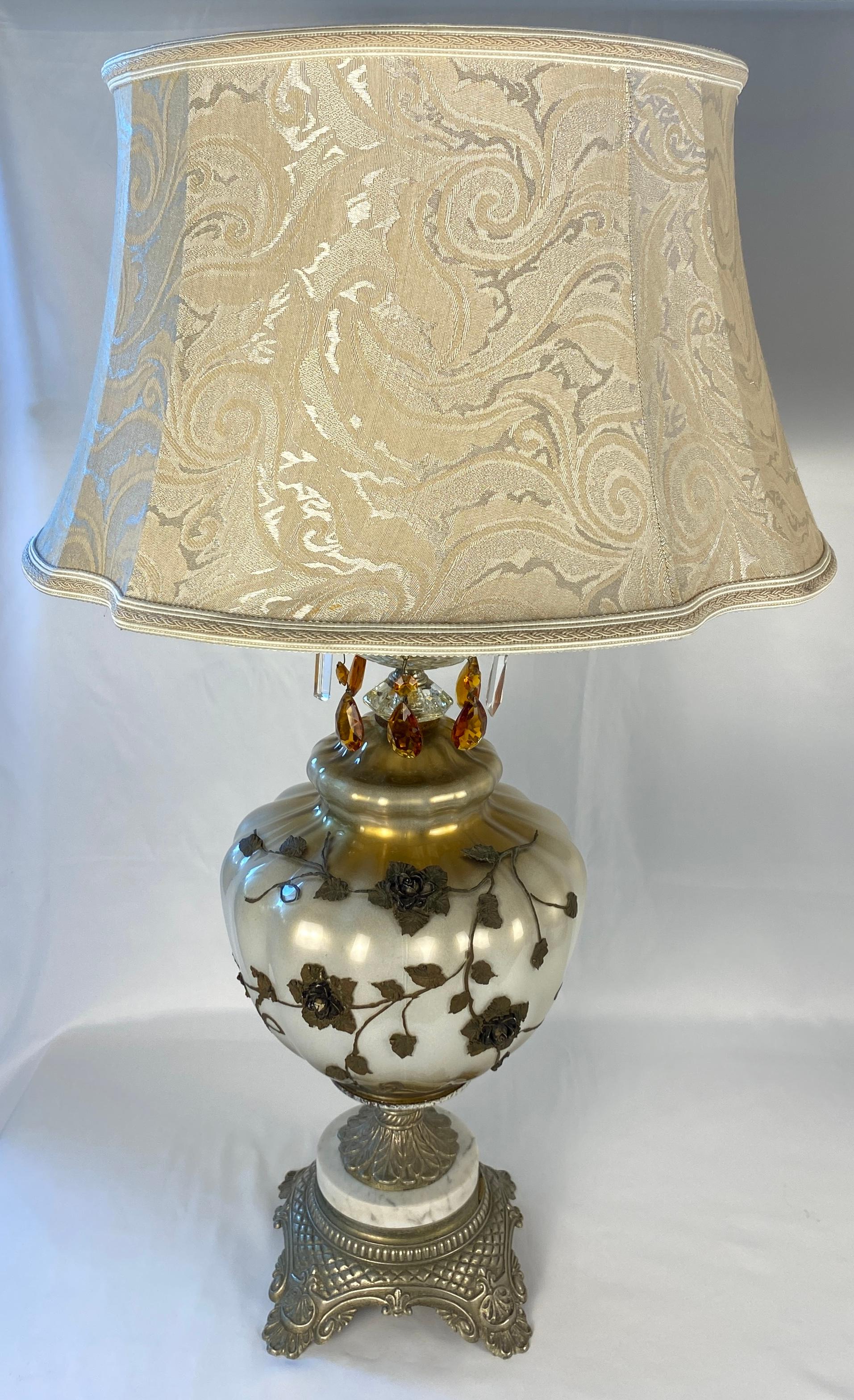 20ième siècle Paire de lampes de bureau en verre opalin avec filigrane en laiton doré et cristal en vente