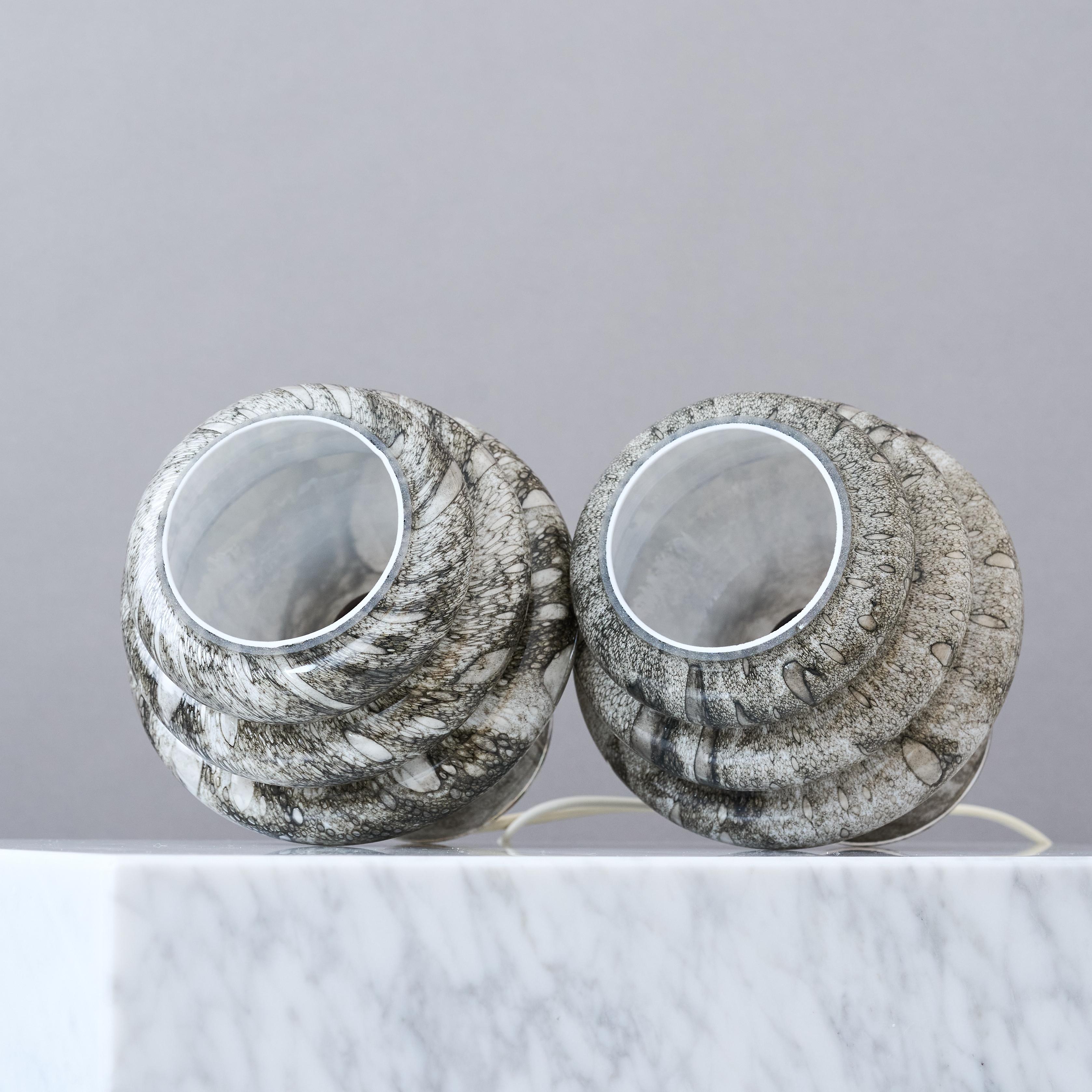 Pareja de lámparas de sobremesa de cristal de mediados de siglo, Flygsfors / Orrefors, Suecia, años 70. en Bueno estado para la venta en Malmö, SE
