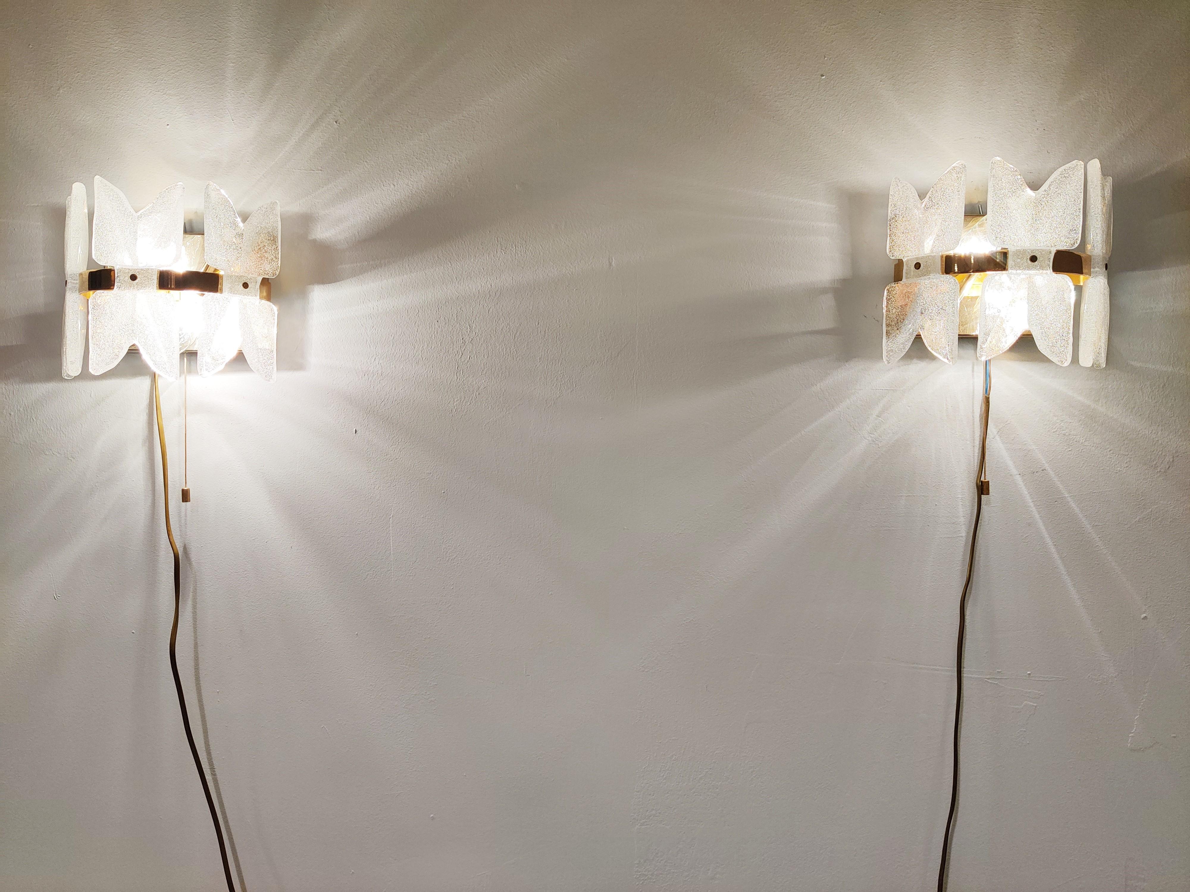 Pair of midcentury brass frosted glass wall lamps by JT kalmar.

The glasses have a sort of butterfly shape design.

The lamps emit a lovely diffuse light.

Very good condition

Original pulling cords.

Labeled

1960s -