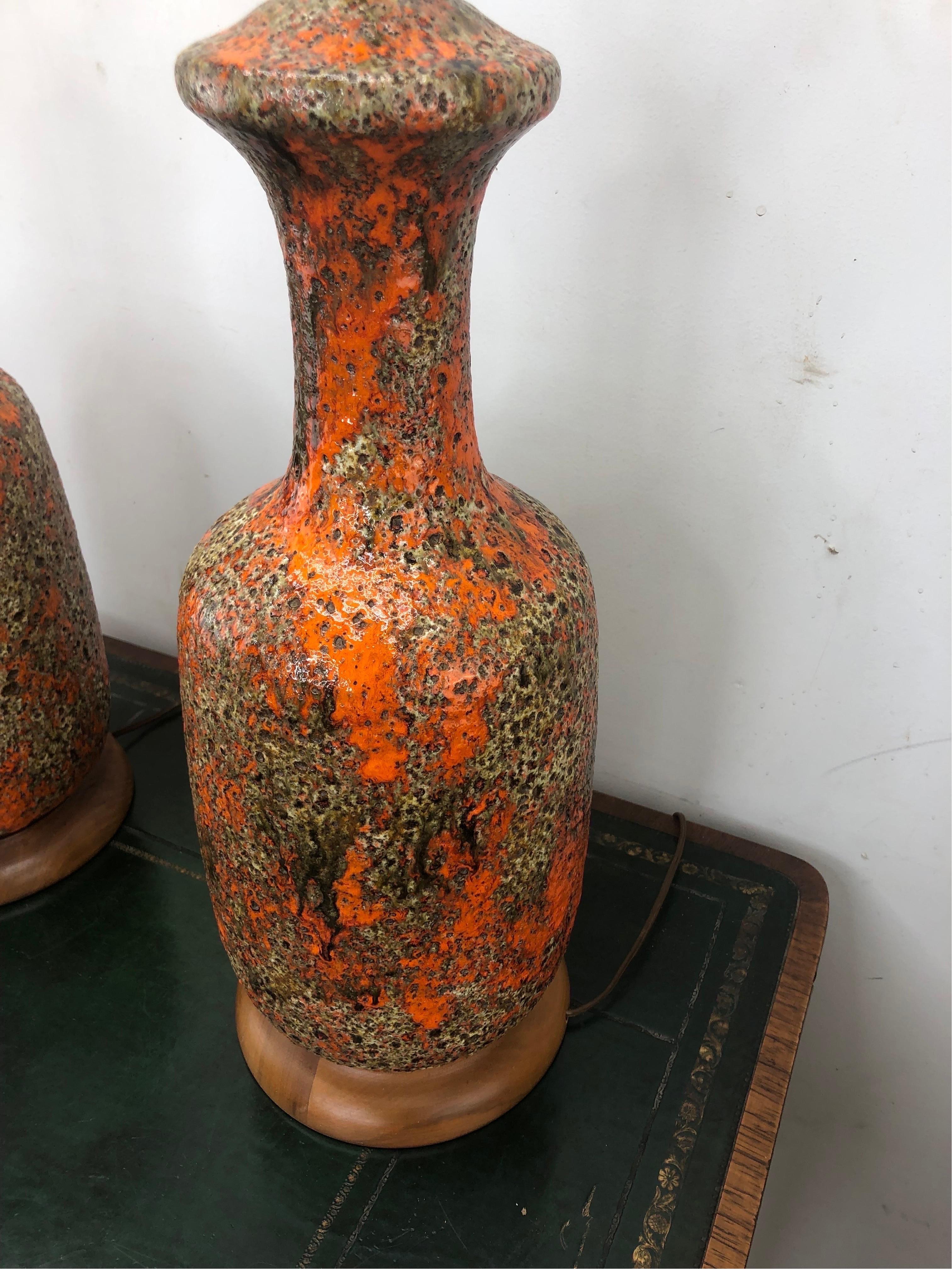 Céramique Paire de lampes en lave orange émaillée du milieu du siècle dernier en vente