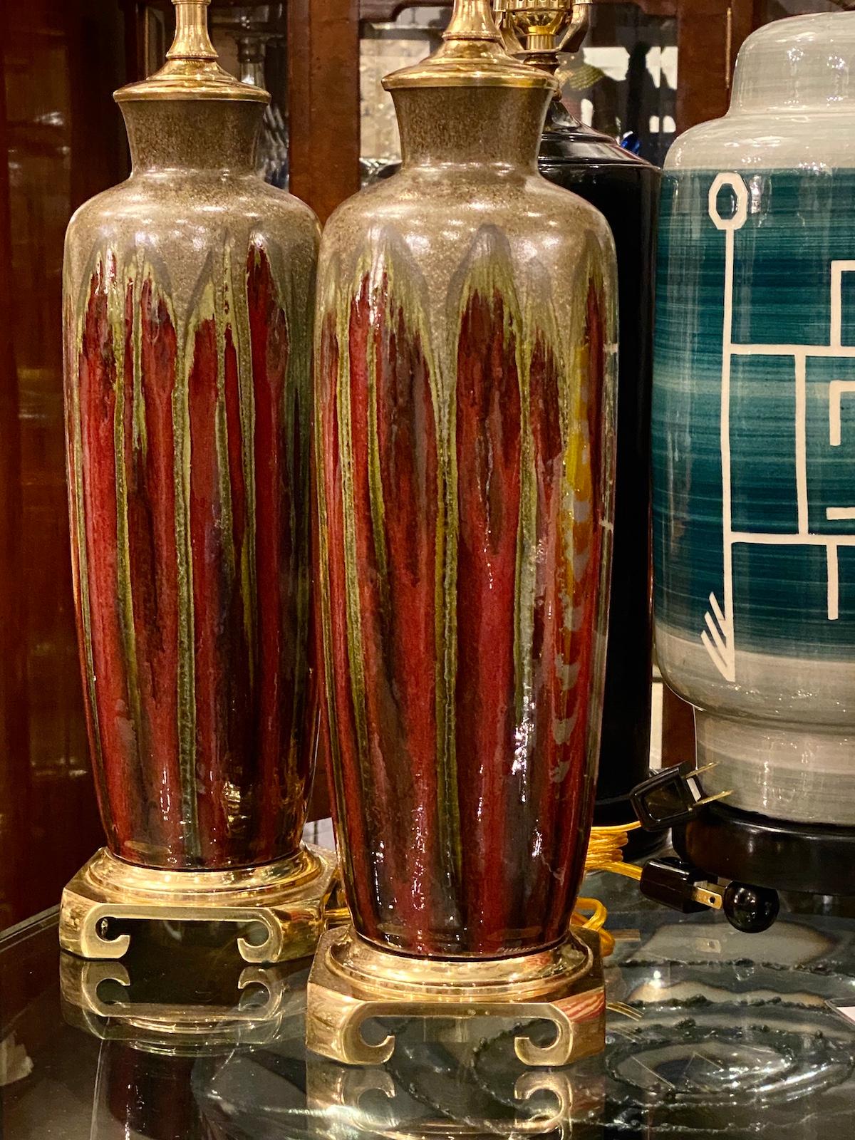 Ein Paar Tischlampen aus glasiertem Porzellan aus der Mitte des Jahrhunderts (Mitte des 20. Jahrhunderts) im Angebot