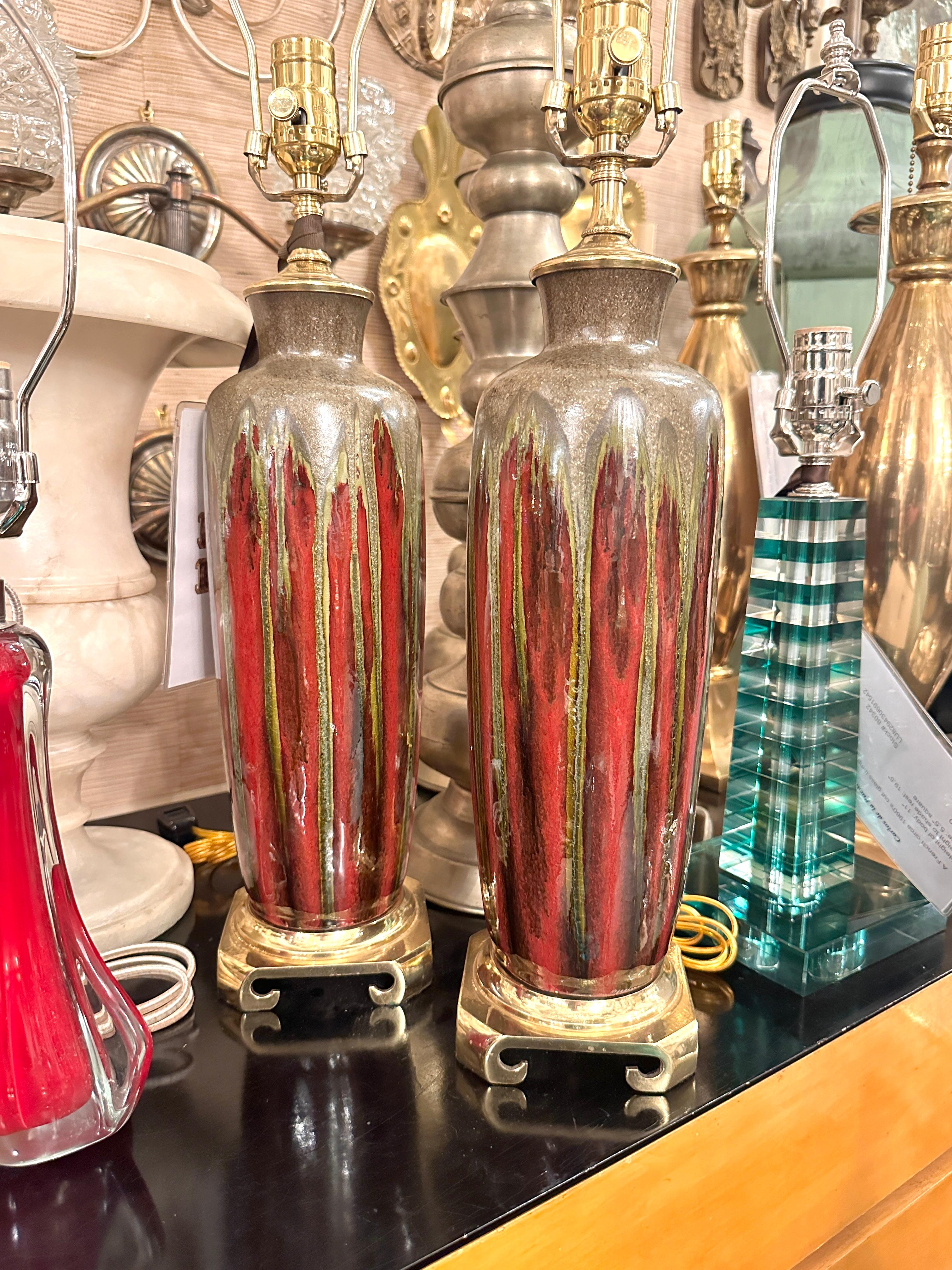 Ein Paar Tischlampen aus glasiertem Porzellan aus der Mitte des Jahrhunderts im Angebot 2