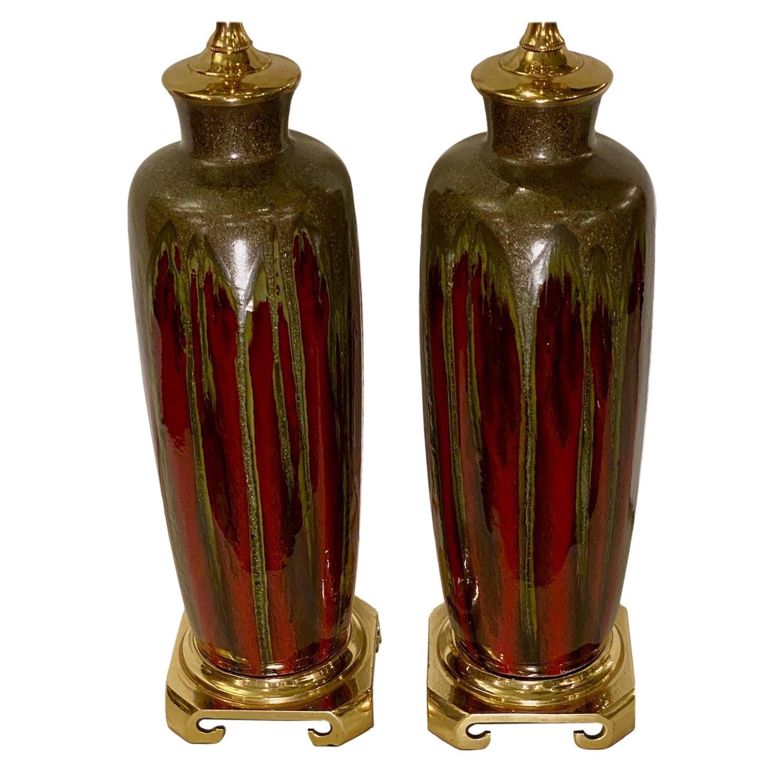 Ein Paar Tischlampen aus glasiertem Porzellan aus der Mitte des Jahrhunderts im Angebot