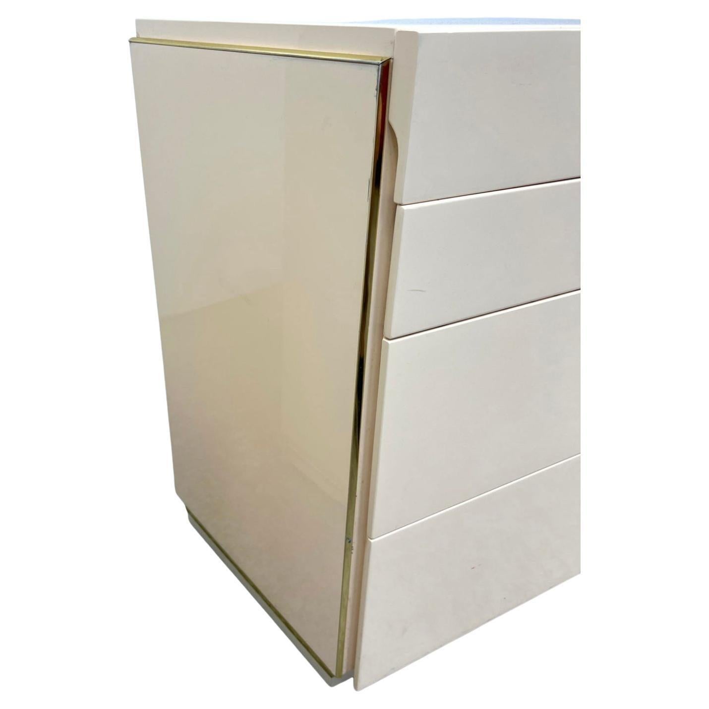 Paire de tables de nuit à angle en laque taupe brillante du milieu du siècle, avec 4 tiroirs. Magnifique état à l'intérieur et à l'extérieur. Circa 1970 - Table de nuit 4 tiroirs tous les tiroirs ont des glissières en métal tout en douceur. Très peu