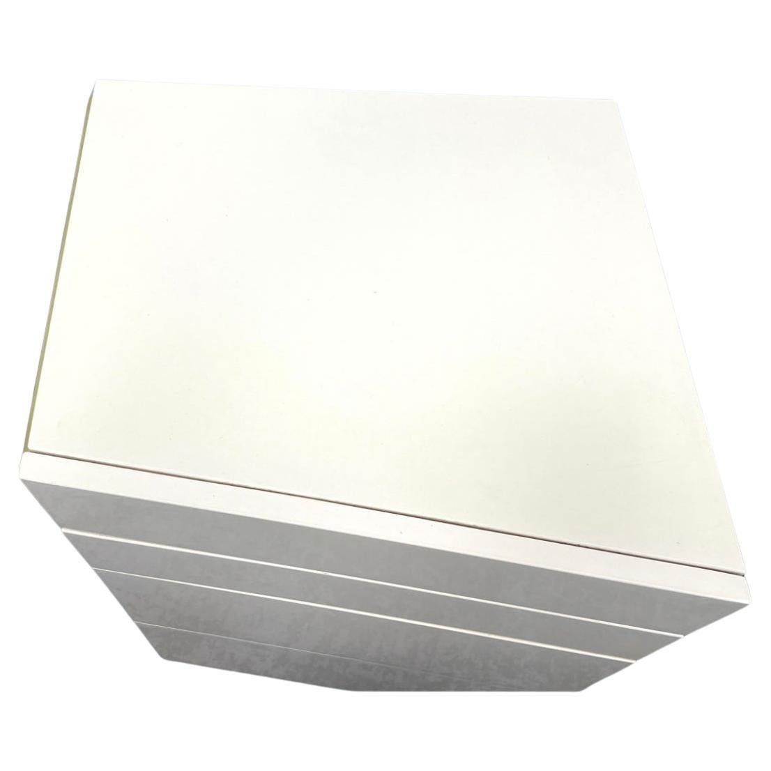 Américain Paire de tables de nuit angulaires en laque taupe brillante du milieu du siècle dernier, 4 tiroirs en vente