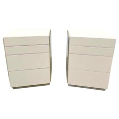 Paire de tables de nuit angulaires en laque taupe brillante du milieu du siècle dernier, 4 tiroirs