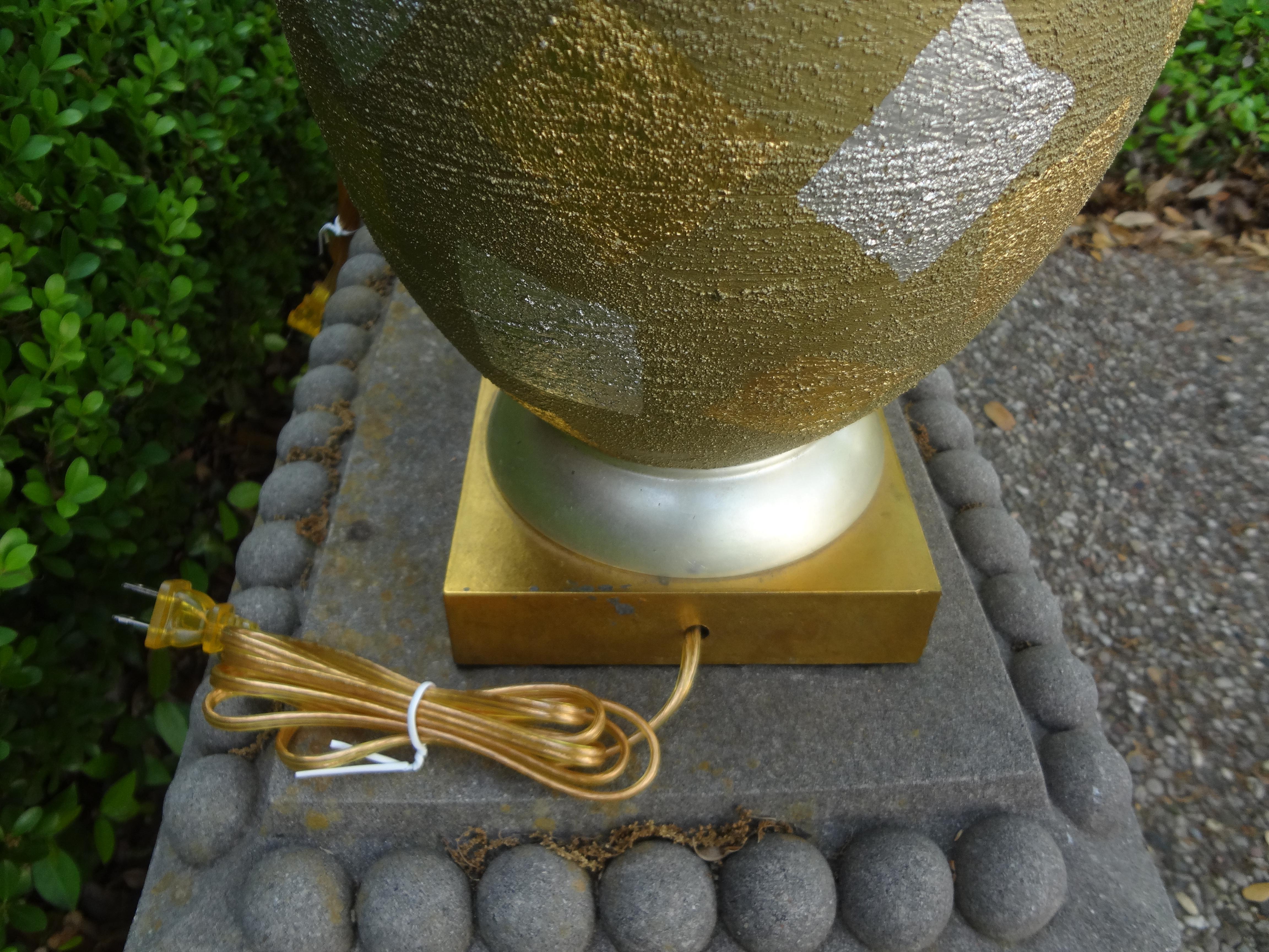 Coppia di lampade arlecchino Hollywood Regency in oro e argento dorato in vendita 4