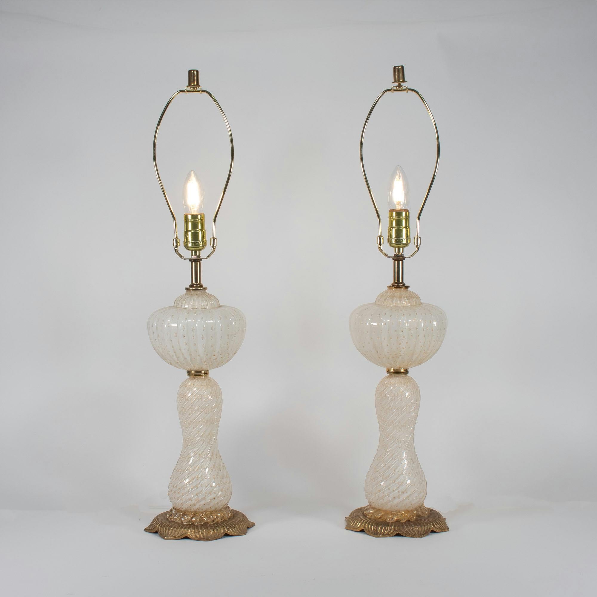 Mid-Century moderno Coppia di lampade da tavolo di metà secolo in avventurina d'oro e bianco di Murano in vendita