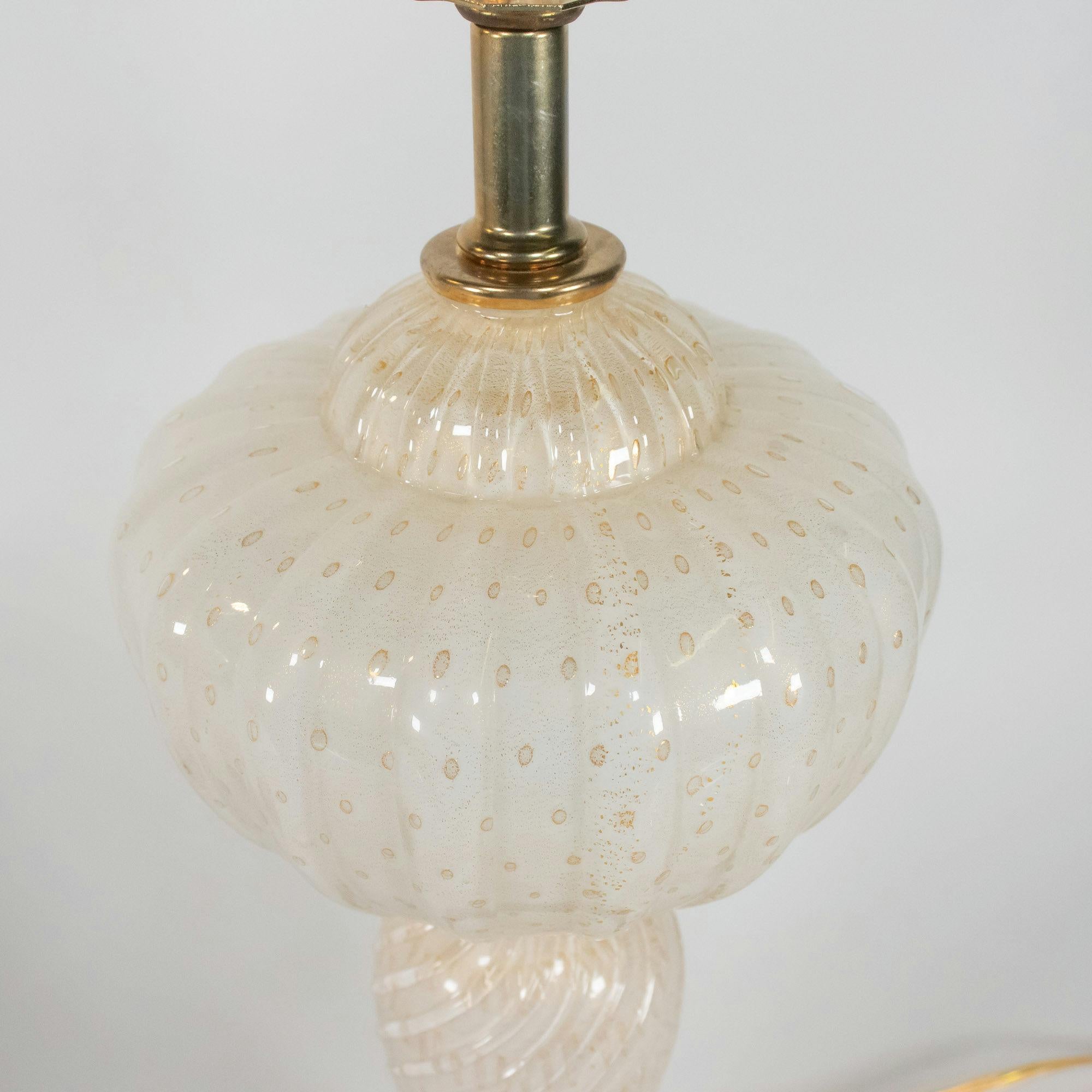 Coppia di lampade da tavolo di metà secolo in avventurina d'oro e bianco di Murano In condizioni buone in vendita a Chicago, IL