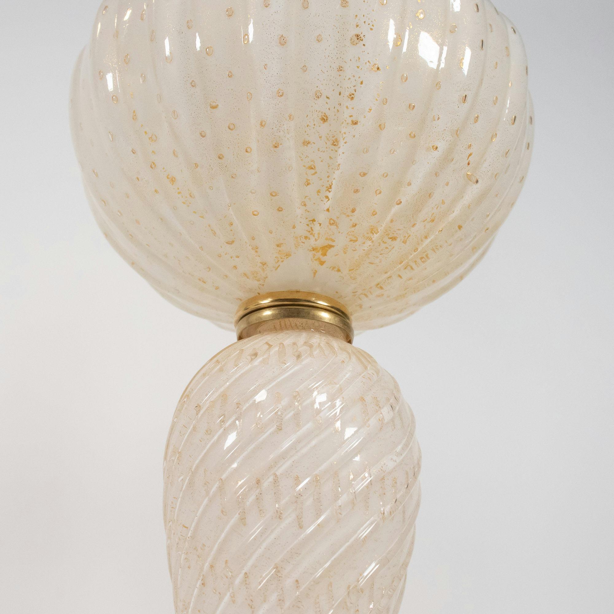 XX secolo Coppia di lampade da tavolo di metà secolo in avventurina d'oro e bianco di Murano in vendita