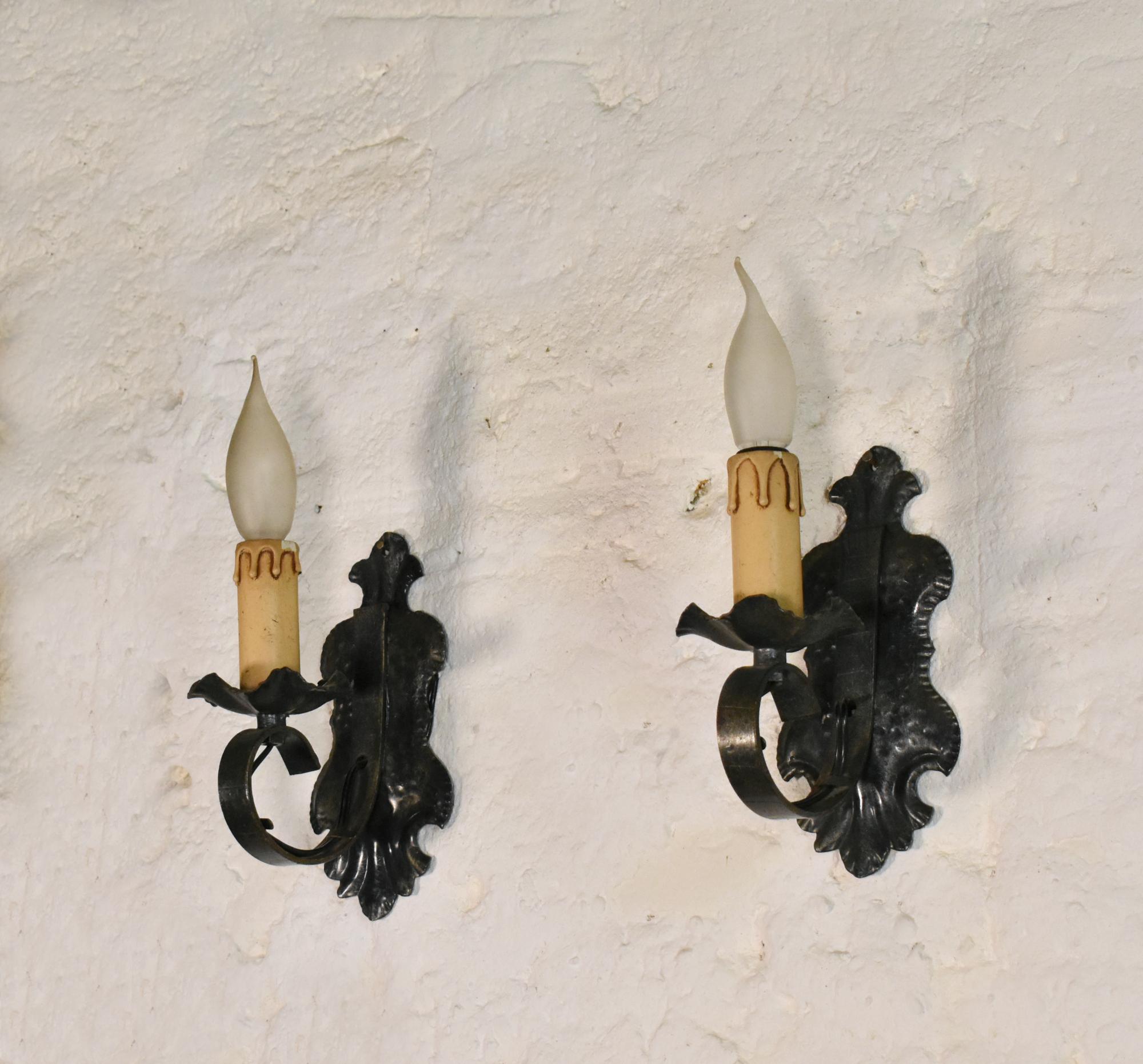 Mid-Century Modern Paire d'appliques murales gothiques en tôle du milieu du siècle dernier en vente