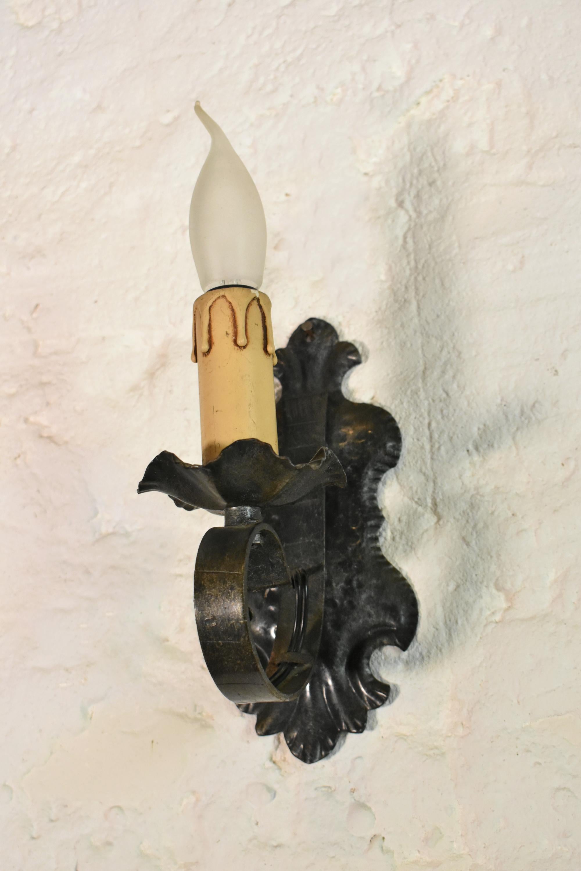 Pair of Mid Century Gothic Tole Wall Sconces In Good Condition For Sale In SAINTE-COLOMBE, FR