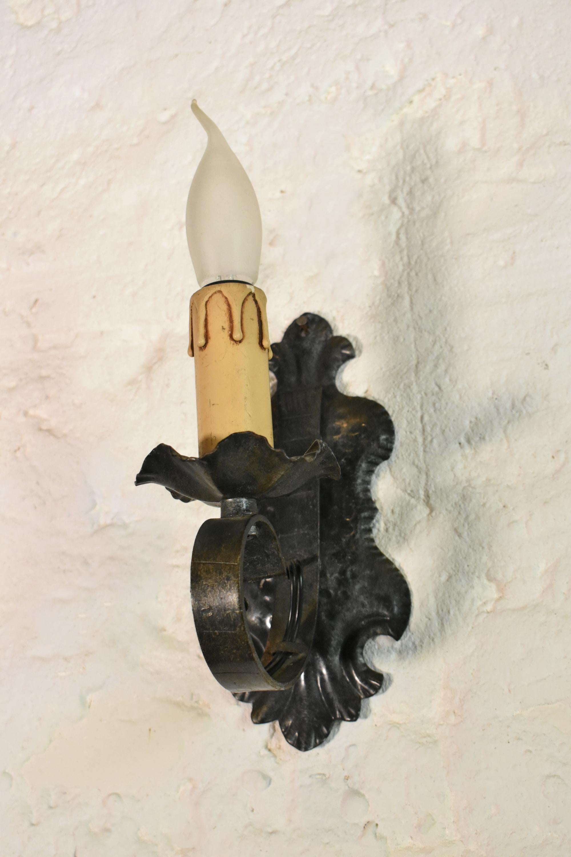 Paire d'appliques murales gothiques en tôle du milieu du siècle dernier Bon état - En vente à SAINTE-COLOMBE, FR