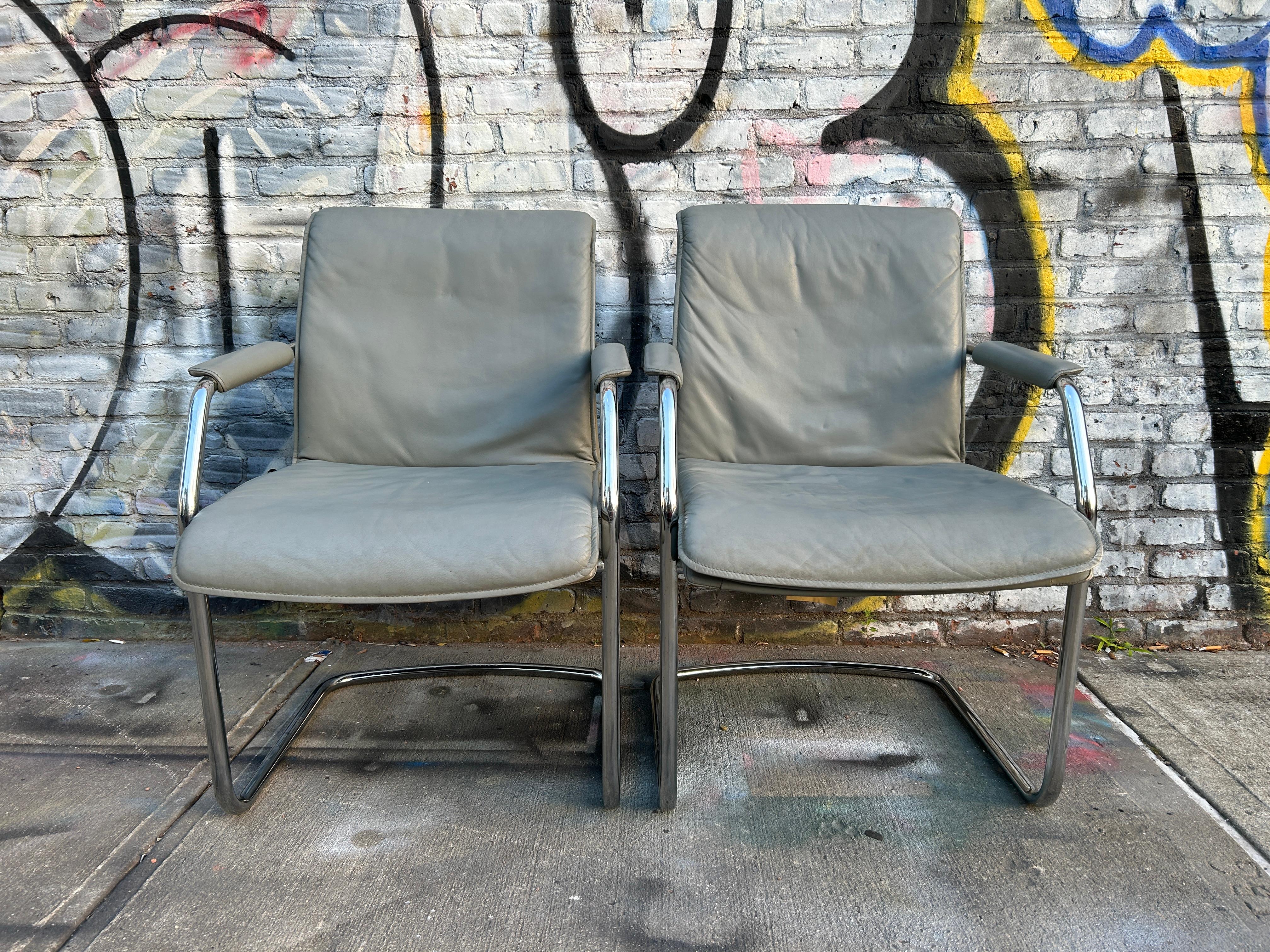 Mid-Century Modern Pair of Mid Century Gray Leather Chrome Tubular Lounge Chairs by Cy Mann For Sale