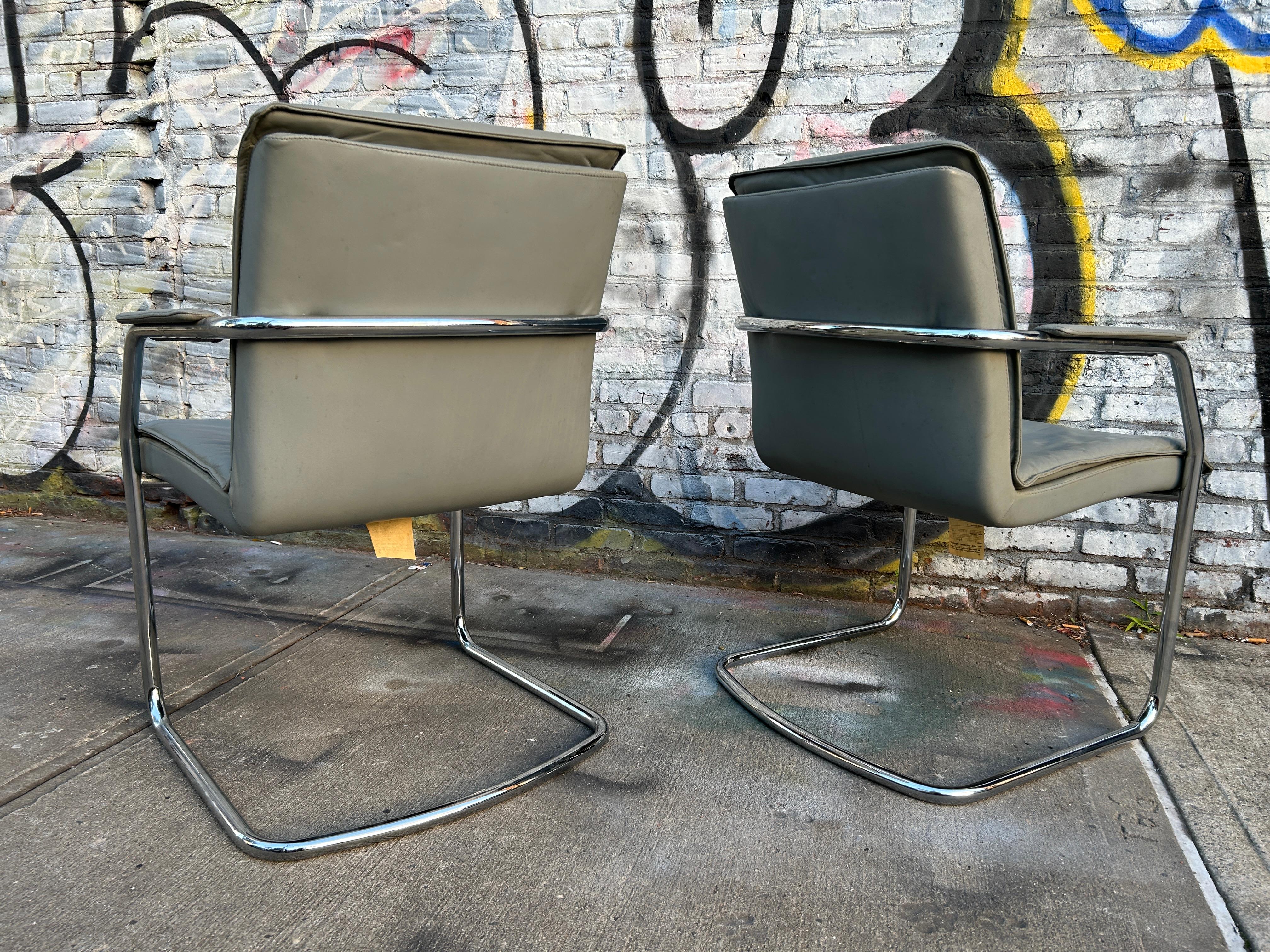 Metalwork Pair of Mid Century Gray Leather Chrome Tubular Lounge Chairs by Cy Mann For Sale