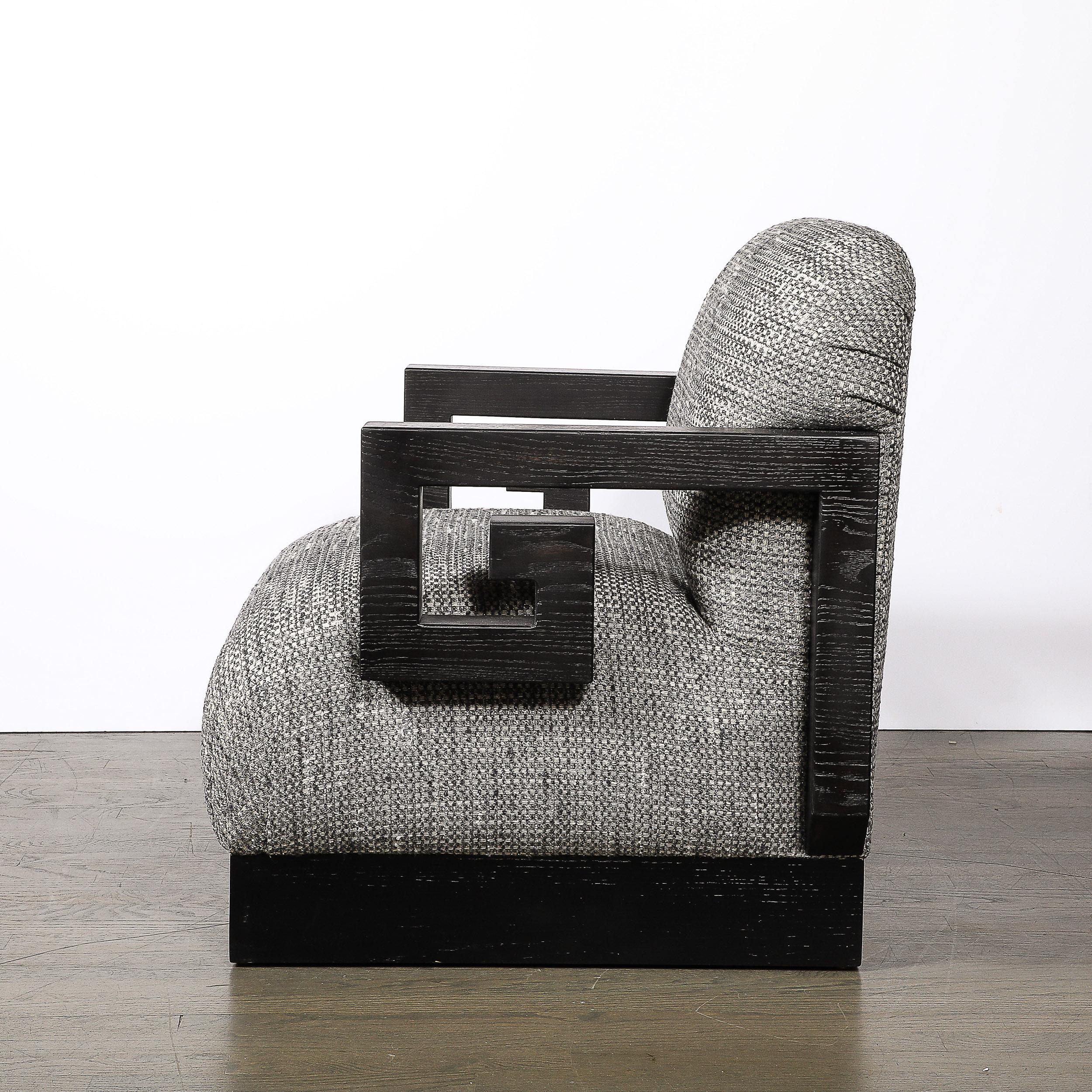 Pareja de sillones club de llave griega de mediados de siglo en tapicería gris Holly Hunt en Excelente estado para la venta en New York, NY