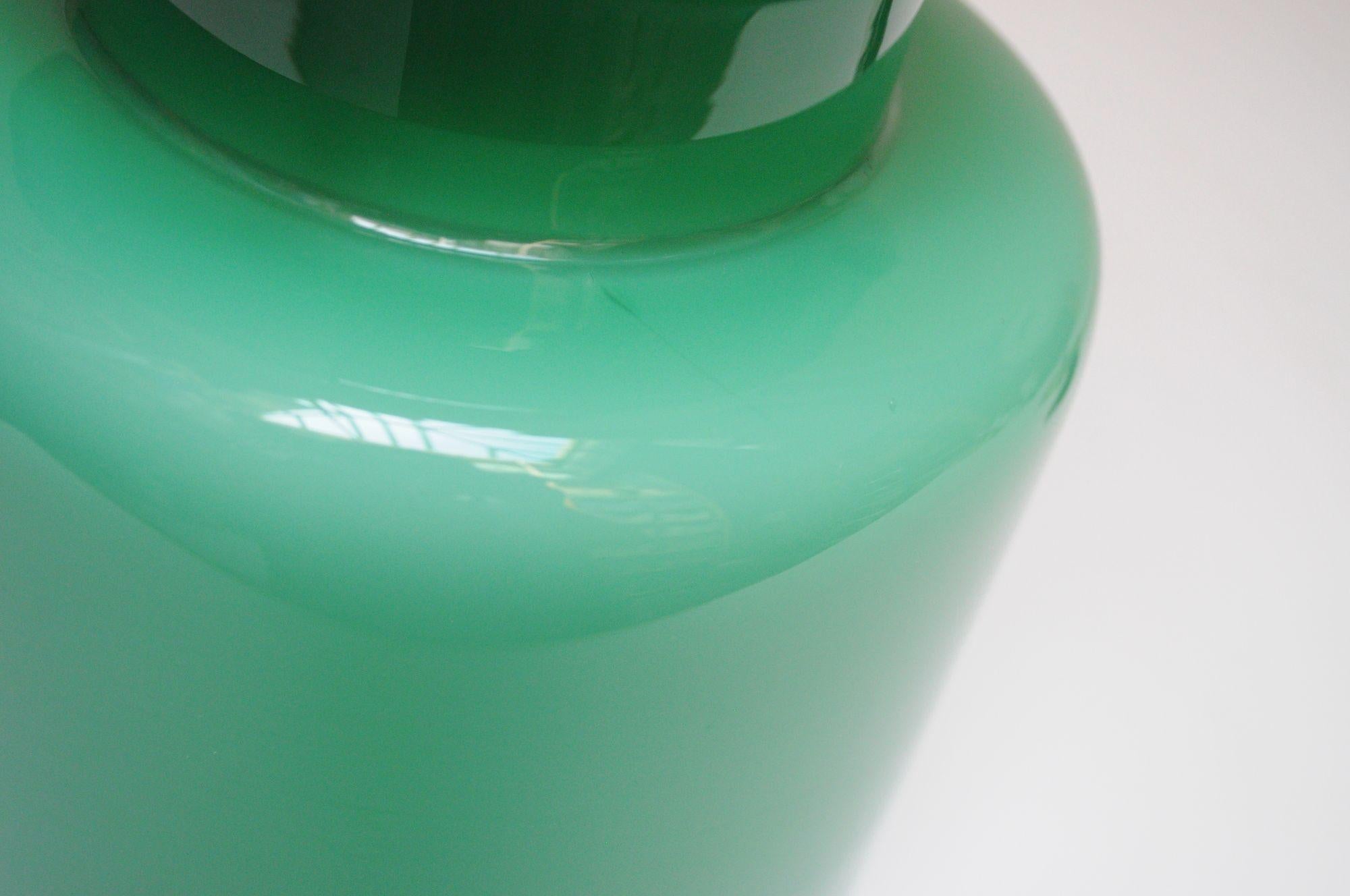 Paire de lampes de bureau du milieu du siècle dernier en verre soufflé vert d'après Luciano Vistosi en vente 5