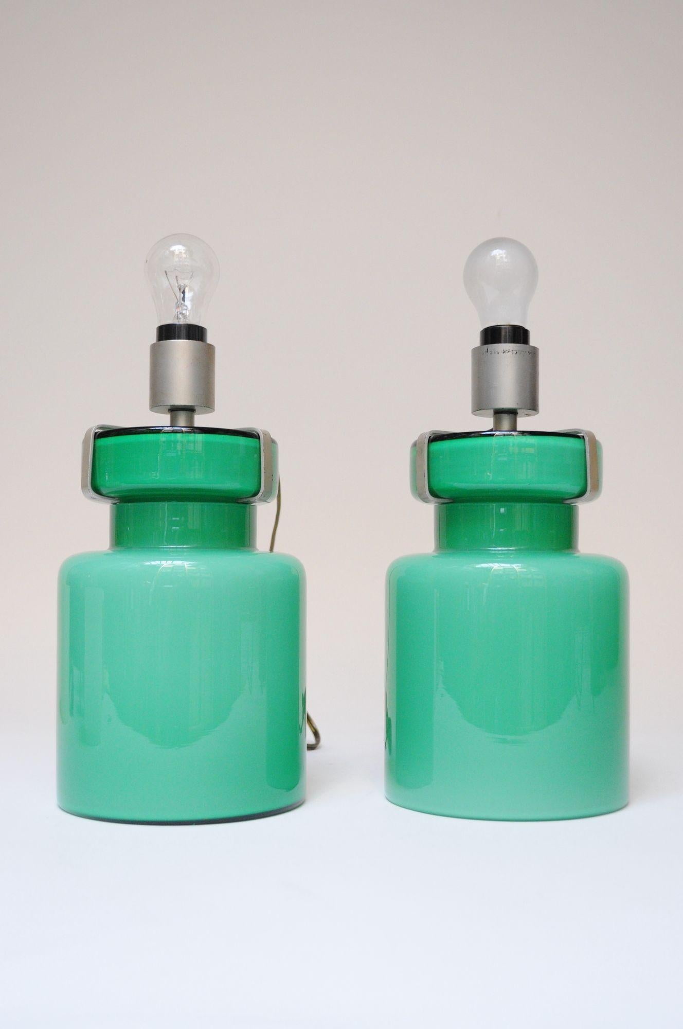 Paire de lampes de table en verre soufflé des années 1960, d'un beau vert d'eau, avec quincaillerie et douilles en métal peint en gris. Probablement italien, si les fiches originales indiquent le lieu d'origine. Ceux-ci rappellent également les