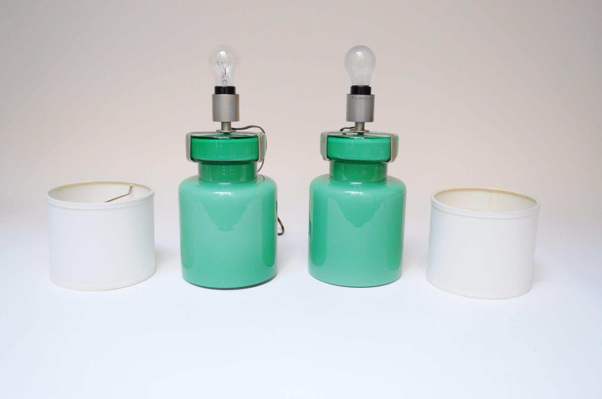 Mid-Century Modern Paire de lampes de bureau du milieu du siècle dernier en verre soufflé vert d'après Luciano Vistosi en vente