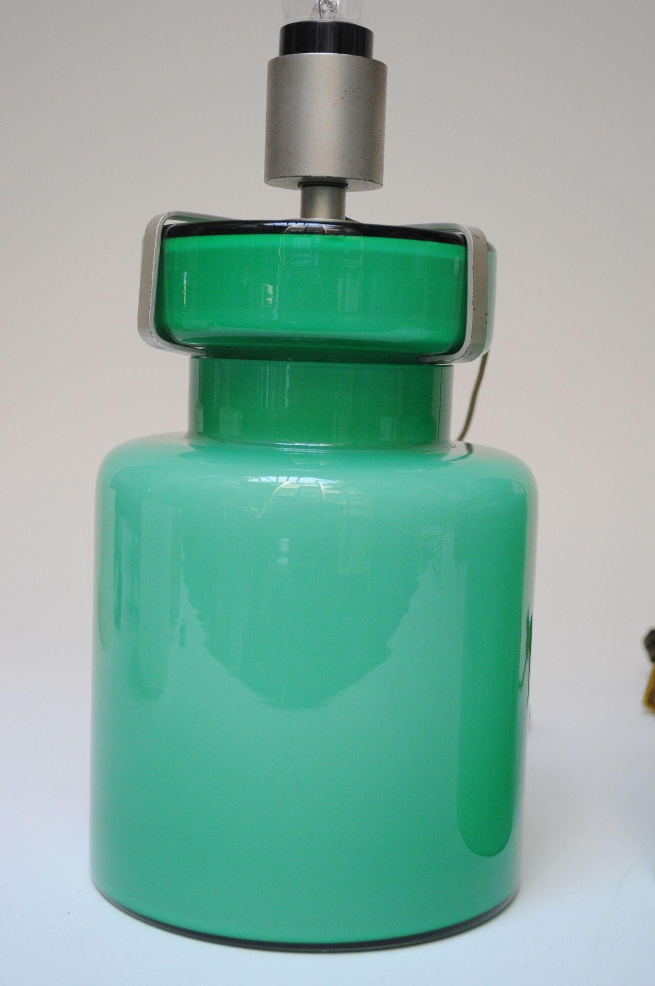 Métal Paire de lampes de bureau du milieu du siècle dernier en verre soufflé vert d'après Luciano Vistosi en vente