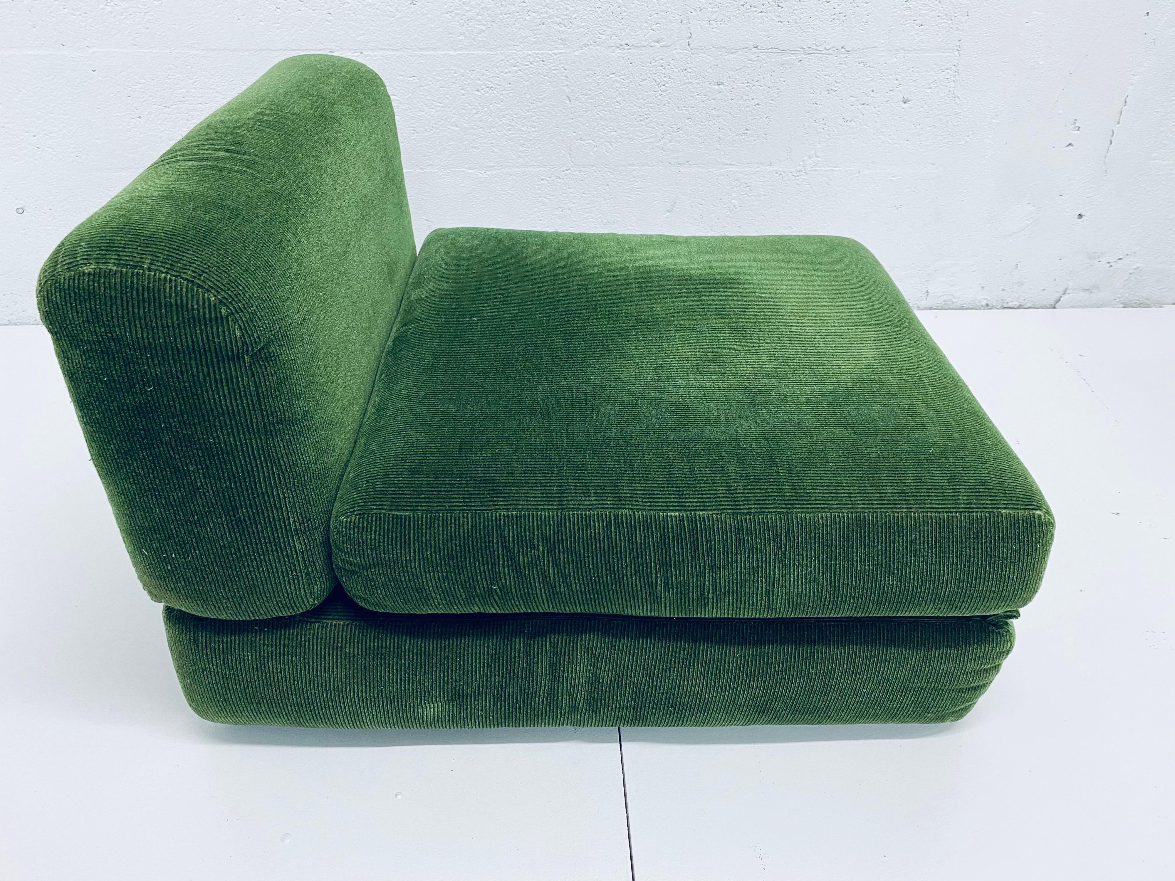 Pair of Midcentury Green Corduroy Upholstered Convertible Lounge Chair Daybeds In Good Condition In Miami, FL