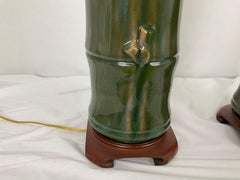 Coppia di lampade da tavolo a forma di bambù in ceramica smaltata verde di metà secolo su basi in Wood