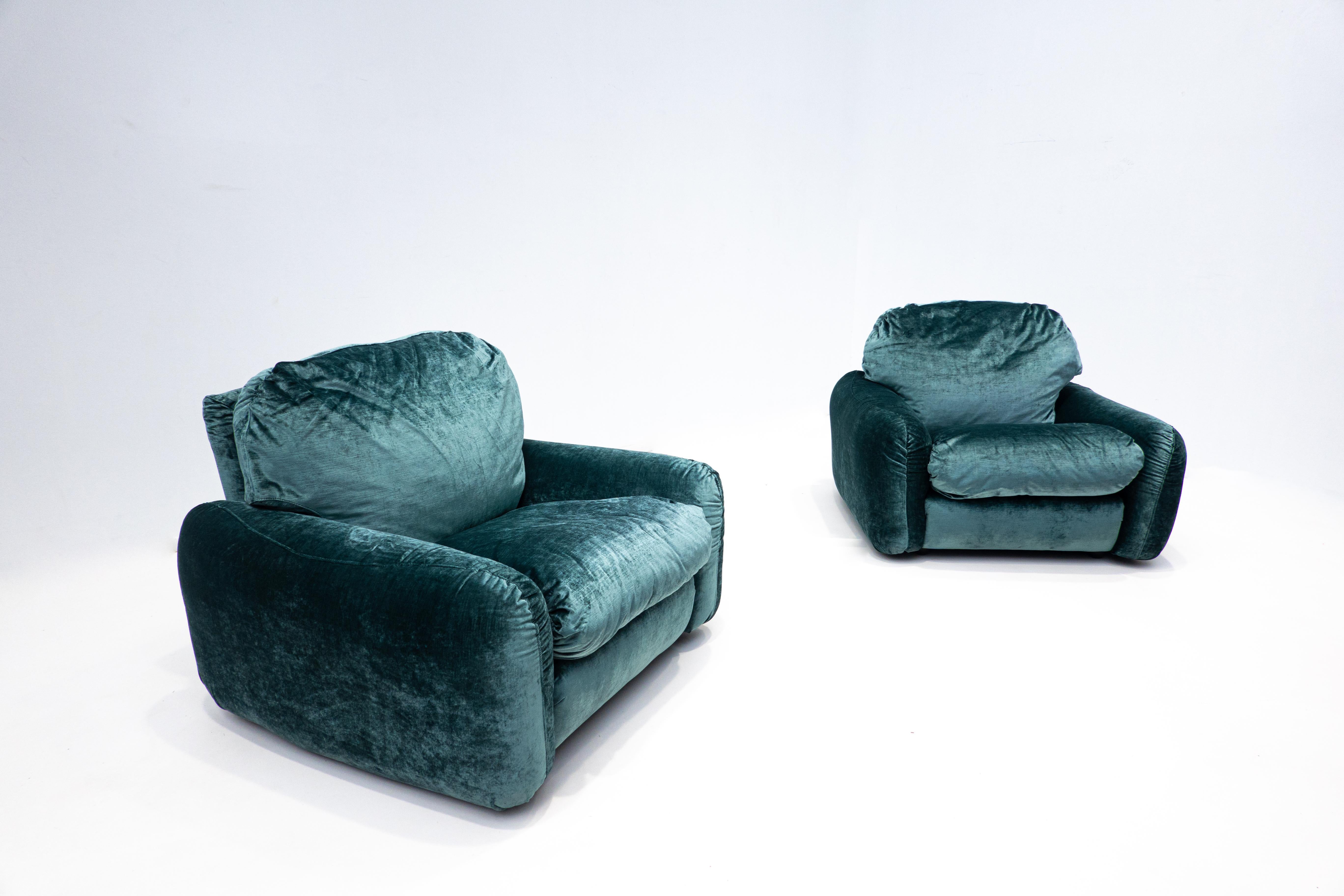Pair of mid-century green velvet armchairs - Italy 1960s.