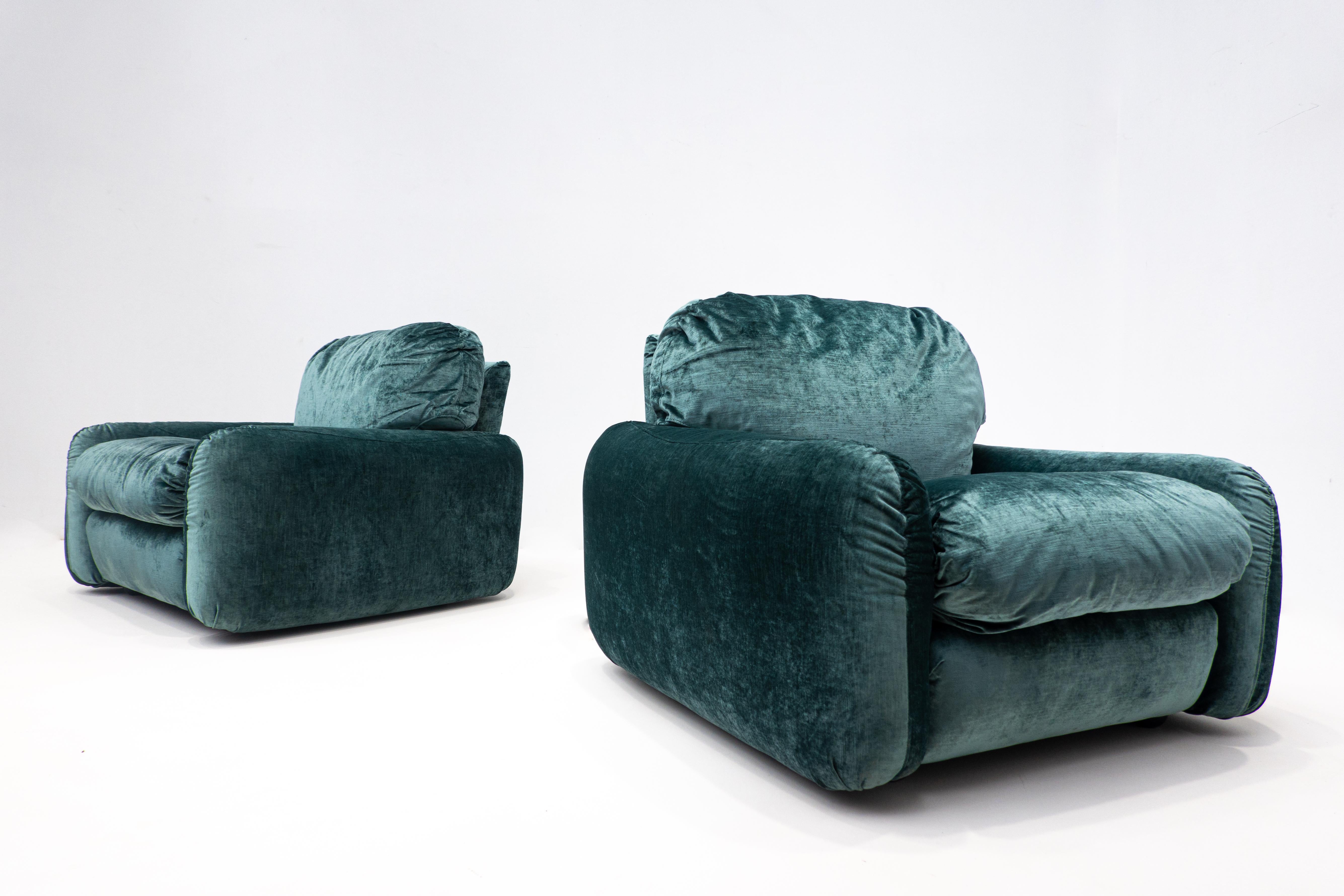 Pair of Mid-Century Green Velvet Armchairs, Italy 1960s In Good Condition In Brussels, BE